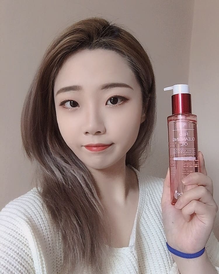  “요즘 마스크 때문에 피부 트러블이 장난 아닌데 메디큐브 클렌징 오일은 모공을 막지 않는 논 코메도제닉 테스트를 완료했고 지성 피부, 여드름성 피부도 사용 가능한 제품이라서 정말 좋아요ㅜㅜ 피지를 녹여서 1회 사용으로 블랙헤드, 화이트헤드를…”