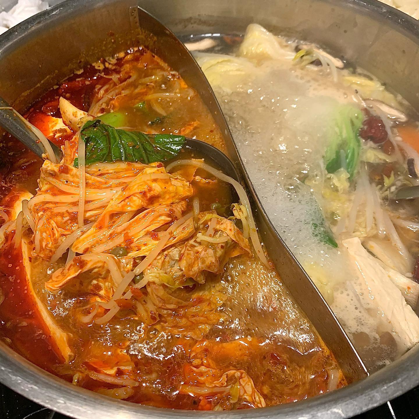 #협찬 #제이스팟
⠀
처음 먹어 본 훠궈➰
판교역 나오자마자 바로 보이는 알파돔타워에 있어서 가깝고 좋더라구요 ㅎㅎ 판교에서 출퇴근 하시는 분들이라면 종종 식사하러 찾기에도 좋을 것 같은😙
매장 외관이 깔끔하고 고급스러웠는데 보통 외관이 좋으면 음식들도 깔끔하고 보기 좋게 나오더라구요
괜히 또 깔끔한 매장에서는 태도도 뭔가 정갈해지는 건 기분탓?〰️
⠀
훠궈라는 걸 처음 접해봐서 사장님께 여쭤봤는데 너무 친절하게 잘 알려주셨어요
국물이 끓어오르면 채소류를 넣어서 먼저 건져먹고, 고기를 넣어 익혀먹고, 면 사리들을 넣어 마지막에 먹으면 된다 하더라구용
매장 한 가운데에는 여러가지 소스 재료들이 있는데 취향에 맞춰서 나만의 소스를 만들어 먹을 수 있어요
이것 또한 어떻게 먹는지 감이 안 와서 사장님께 여쭙고 만들어 먹었네요😅
⠀
국물은 각각 반으로 나뉘어 있었는데 우육과 마라로 선택!
마라탕도 한 번 먹어본 게 다라 사실 마라의 맛을 잘 모르기도 하고, 빠져본 적도 없었던...
그래서 다시 한 번 먹어보고자 우육 육수에 더해 마라 육수를 선택했어요💜
마라 육수가 얼큰함과 동시에 마라만의 특이한 맛이 있는 것 같아요 손이 자꾸 가는 이유가 뭔지 대충은 알 것 같은..?
⠀
이렇게 세트 메뉴에 더해 마카롱멘보샤까지 추가로 주문했어요
마카롱같은 크기의 멘보샤인데 한 입 베어물자마자 탱글탱그ㄹ르르르한 새우가 진짜 미쳐요....🤤💓 요 메뉴 진짜 강추입니다
소스에 찍어먹는데 따듯할 때 먹어서인지 더더더 맛있더라구요👍🏻
⠀
<제이스팟>
- prime set : ₩29,000
- 콜라 : ₩3,000
⠀
