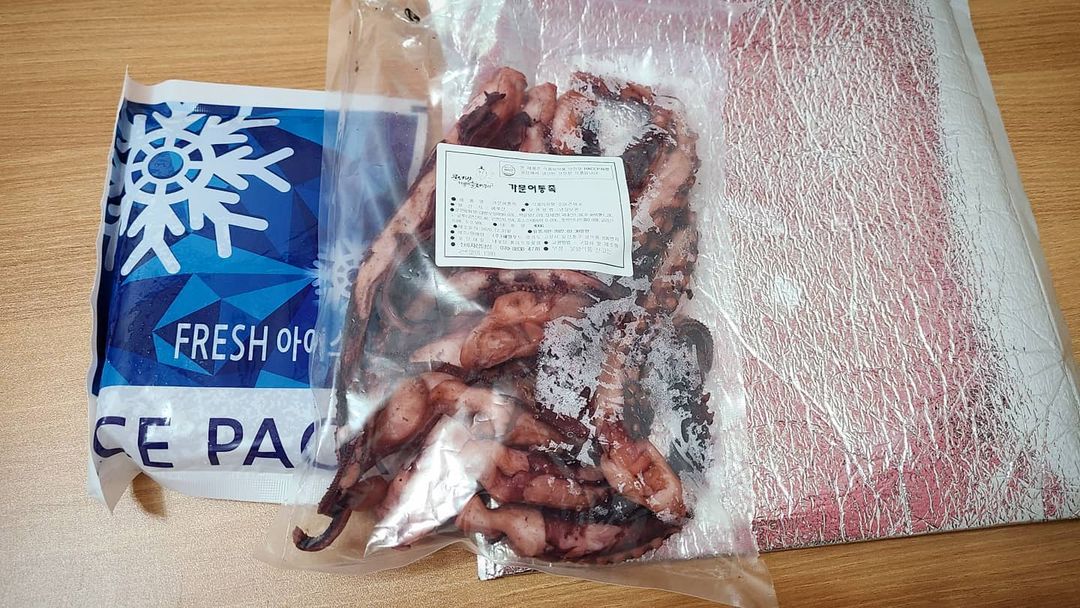  “#협찬 #가문어통족 @ilsangmarket_offcial 정말 크다. 만원인데 대따 크다. 혼자먹고 둘이먹어도 남는다. 정말 쫄깃하다. 딱딱하지 않고 대따 쫄깃하다. 심장까지 쫄깃해지는 맛이었다. 정말 안심이다. 식약처에서…”
