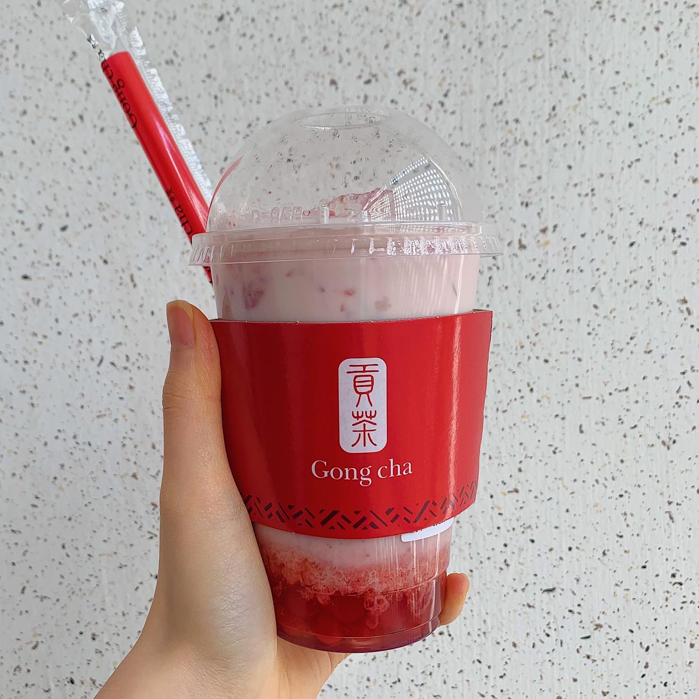 🍓딸기 쏙쏙 쥬얼리 밀크티🍓
⠀
공차🥤 딸기 & 치즈 신메뉴✨
⠀
얼그레이를 넣은 딸기 밀크티에
상큼한 딸기 과육과 쫀득 쫀득 딸기 쥬얼리까지☺️
⠀
얼그레이는 맛보다는 향이 더 나는 편이고,
맛은 달콤한 딸기 밀크티 맛이에요👐🏻
⠀
딸기 과육이랑 딸기 쥬얼리가 들어 있어서
씹는 재미도 느낄 수 있는 밀크티 한 잔이네요😘
⠀
#공차 #신메뉴 #딸기쏙쏙쥬얼리밀크티
#내돈내산 #리뷰 #간식 #tea #jmt