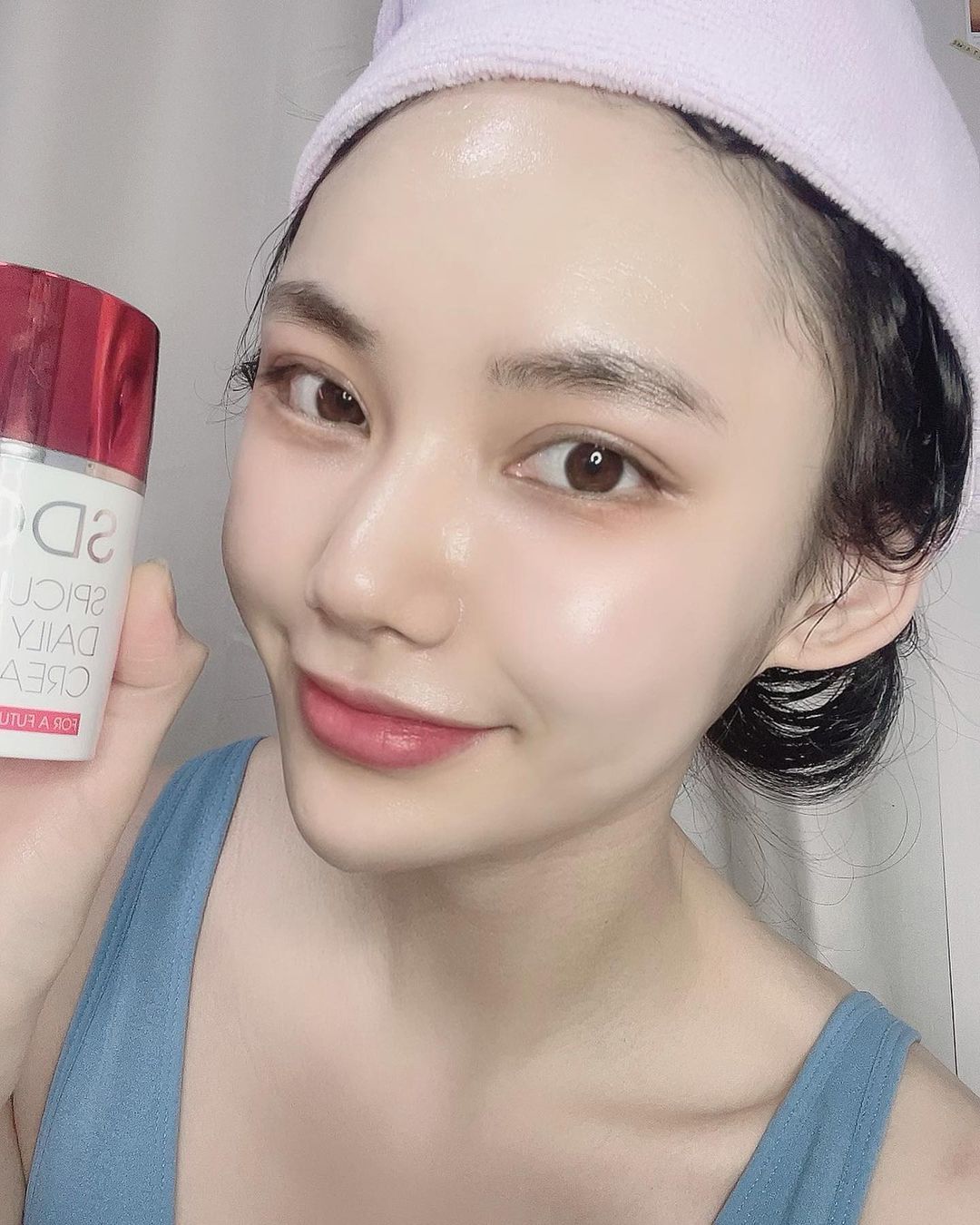  “와,,, 요즘 피부 컨디션 미쳤다 구냥ㅠㅠㅠ 좁쌀 다 사라졌또 ㅋㅋㅋㅋㅋ 꾹꾹크림 1통은 필링 1회의 효과가 있는 제품이라서 각질제거는 물론, 여드름에 좋은 천연추출물 스피큘성분이 다량함유되어서 나같은 화이트헤드 있는 피부도 완전…”