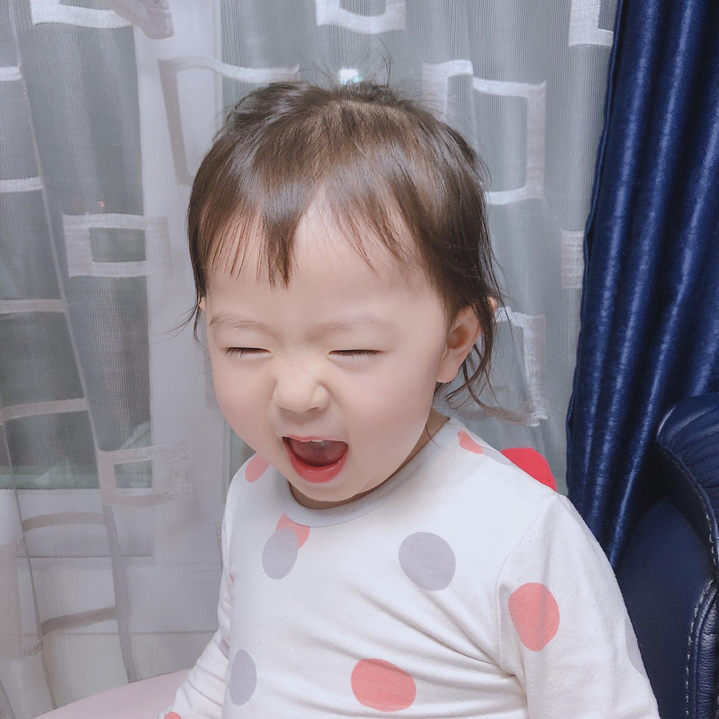 _
팽이아이스크림에 빠져서 냉장고 앞에 서서는
👶🏻 : 엄마(아빠) 이거모에요~???” 
하고 멋쩍게 웃거나 괜히 크게 웃으면서 애교를 부린다

응? 그게 뭔데?? 하고 모른척하면
아슈크림이라며ㅋㅋㅋㅋㅋㅋ

막무가내일때도 있긴 하지만
밥먹고 먹자하면 알아듣고 포기할줄도 아는 유샤
다행히 아직 내 아이스크림에는 관심 없음😏

어제 저녁에는 씻으러 들어가면서
아이스크림 안된다 그만 먹어라 했더니
나한테 메롱메롱을 남기고 아빠한테 뛰어감😱😱
#아약올라
.
.
.
#2021년1월#25개월아기#유샤일상
#팽이아이스크림#눈치백단#애교쟁이#여우