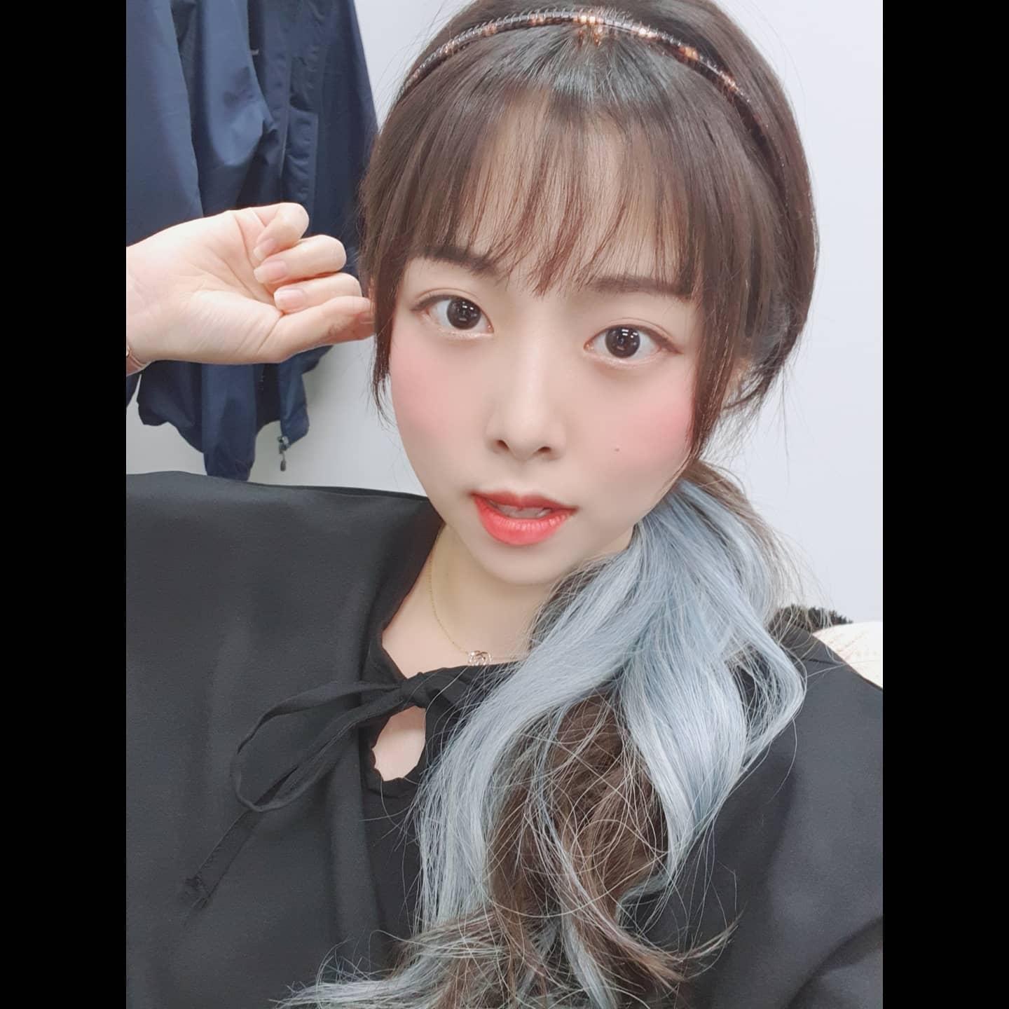 #첫줄앙영
.
.
.
.
.
선물받은 집게핀🎁
오늘 우리집 집들이 날😚
날 풀려서 가벼운 차림❤