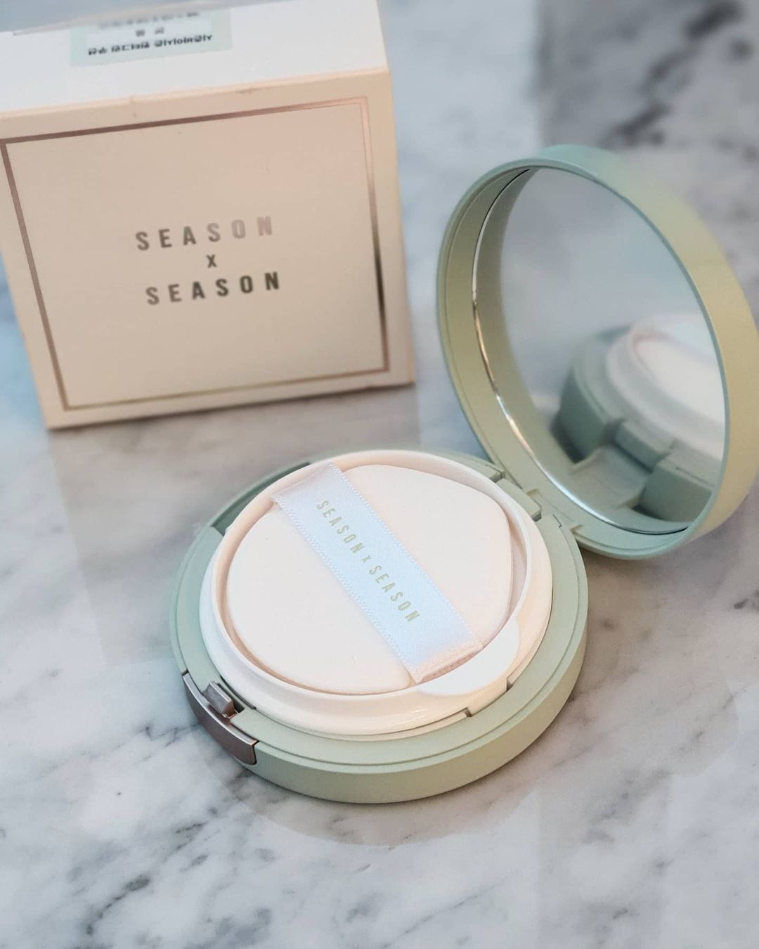  “#협찬 . 오늘 뷰블리통통이 소개할 제품은 ⭐시즌바이시즌 솜털쿠션 (SPF50+/PA+++). . 솜털처럼 가벼운 텍스처로 여러번 레이어링해도 답답하지 않게 피부에 밀착되는 슬림쿠션 이예요. 요즘 마스크로 답답한 화장 선호 하지 않는데, 운동을…”
