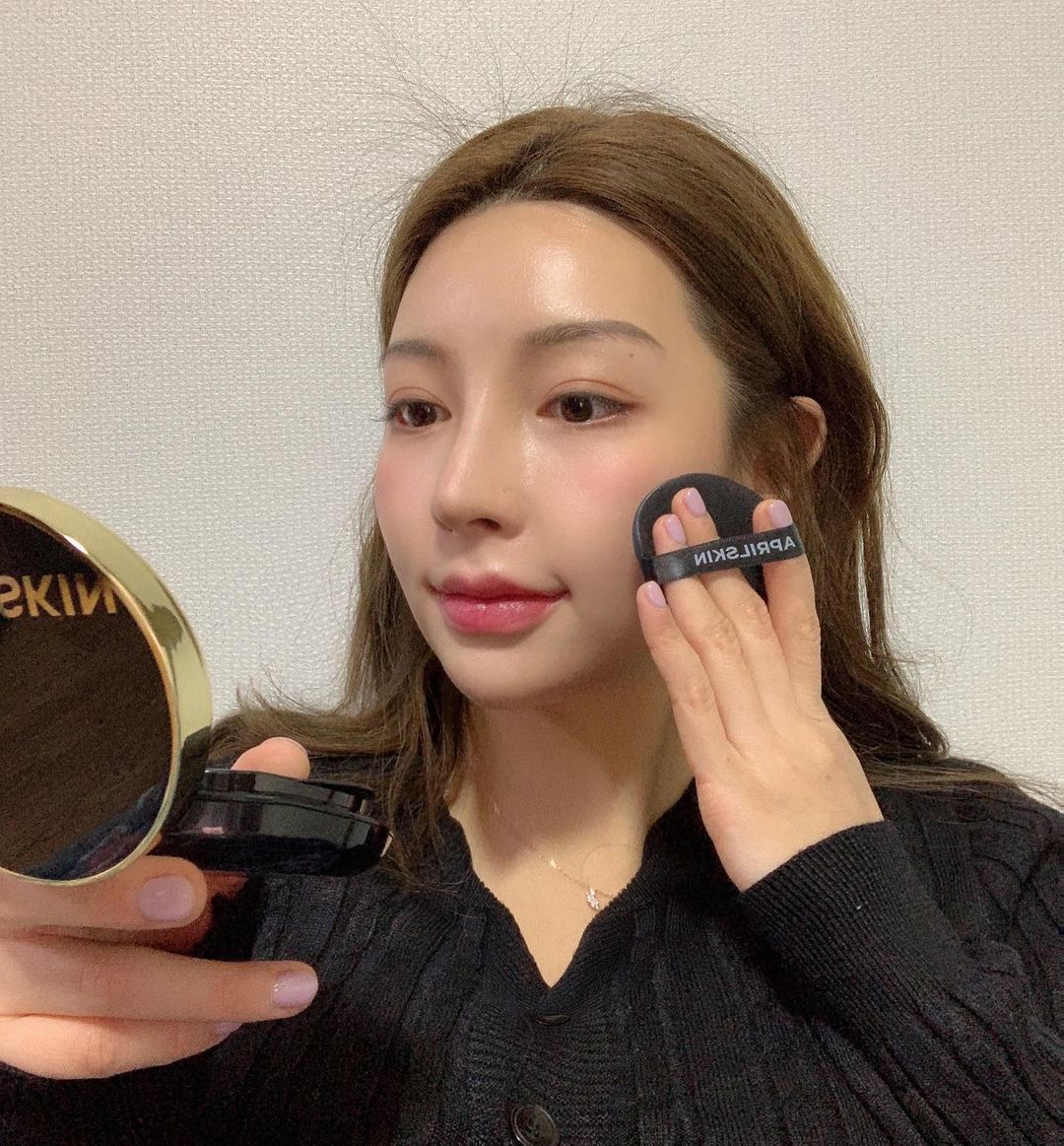  “쿠션유목민으로써 이것저것 좋은 쿠션은 많이 써봤지만 이렇게 촉촉하게 커버되는 제품은 매직스노우쿠션 이 최고인듯🥰 손은 2도화상으로인해 흉이 심하게 남았는데 쿠션으로 충분히 커버할정도로 커버력이 좋다👍🏻 …”