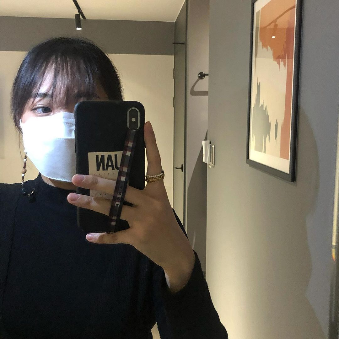  “쨔란 - 넘모 귀여운 하이루프 체크 스트랩이 왔서유,,,,얼마나 기다렸는지,,, 그 사이에 12pro로 바꿔버릴 줄 몰랐지만..그래도…”