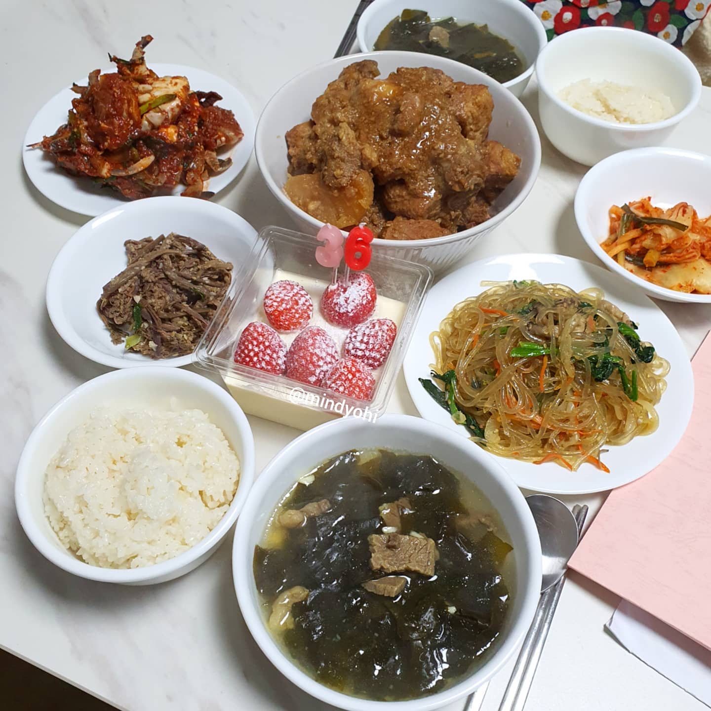 #20210115 남편되고 첫#생일 🎂
갈비찜, 양념게장, 미역국, 잡채, 고사리나물 사위가 좋아하는 음식들 엄마가 해주고 내가 한건 밥하고 케이크 산 게 다🤣🤣 오빠가 태어나서 이런 생일상 처음이라고 너무 행복해하고 밥 두공기 뚝딱 비워내서 핵뿌듯💕 여보 생일축하해❤❤
.
.
#HBD #남편생일상 #일상 #결혼 #신혼부부