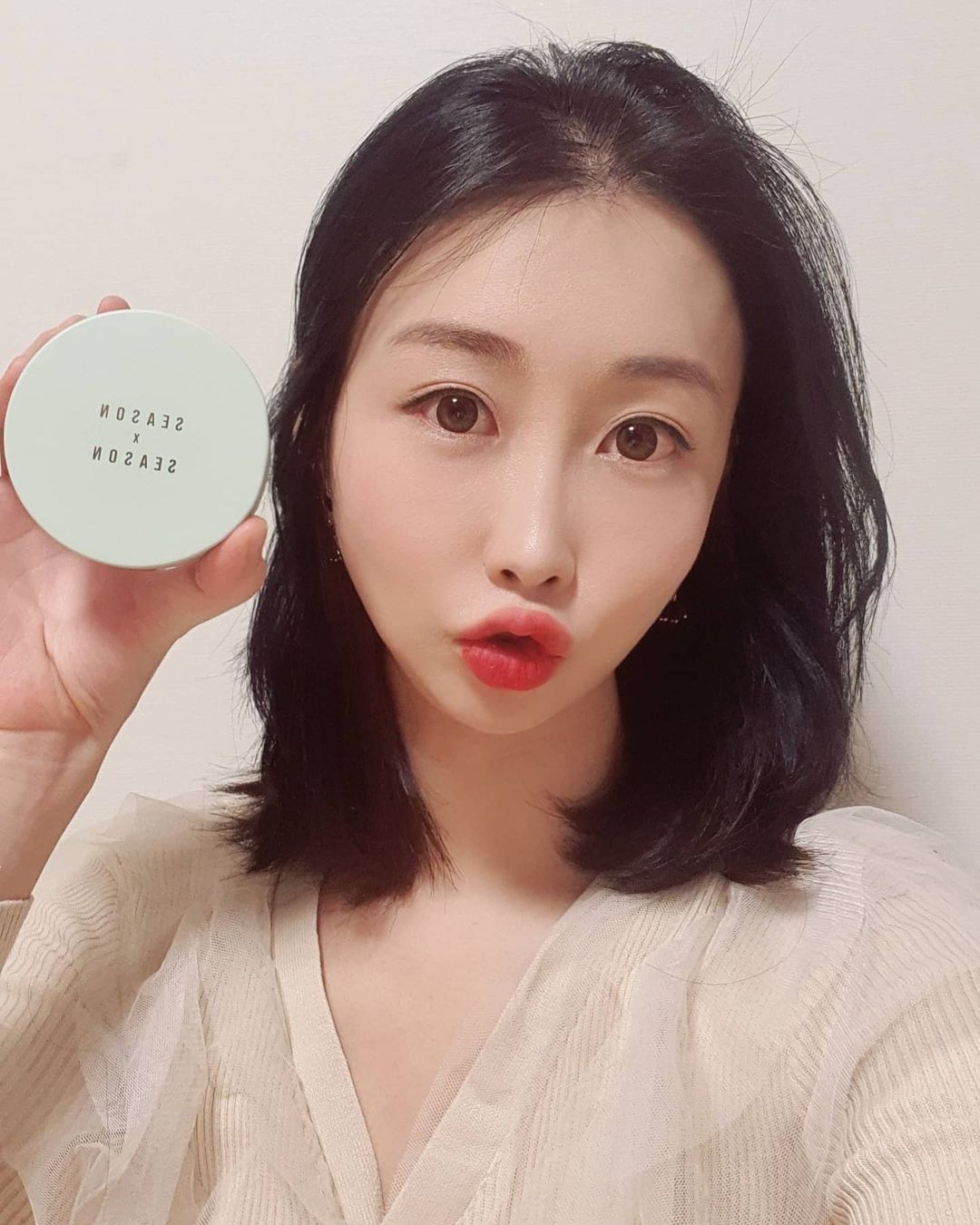  “#광고 여름은 땀나서 화장하기 싫고, 겨울은 건조하고 푸석하고 요즘은 마스크때문에 답답해서 쌩얼로만 다니고싶은데 진짜 전혀 답답하지 않았다. 가벼웠고 피부에 밀착이 잘되서 그런지 마스크에도 별로 묻어나지 않았다. ✔'…”
