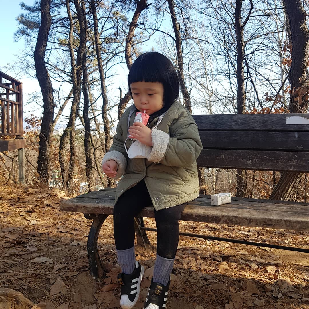 오랜만에 뒷산 등산중....
음료수 드링킹중..