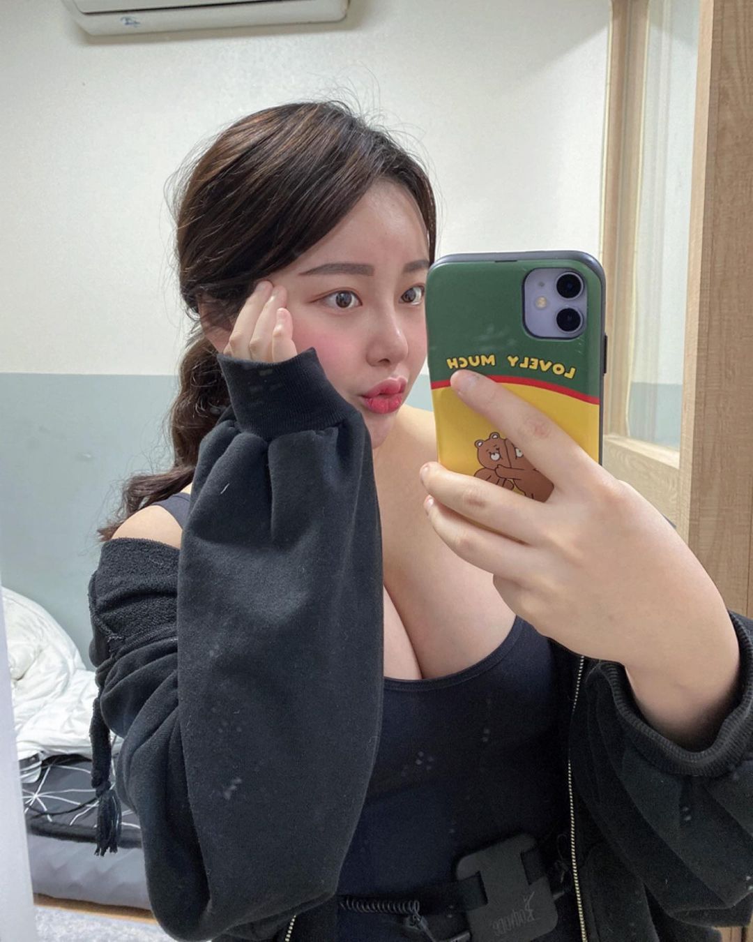  “요즘엔 자면서도 살 뺄 수 있는거 알아요? 입기만 하면 다이어트가 되는 다이어트웨어💜 미세전류가 피하지방층까지 침투해서 세포활동을 활성화 하고 체지방 크기를 줄여주고 분해까지 도와주는 착한 바디수트! 입기만 해줘도 라인이 정리되고 다이어트까지…”