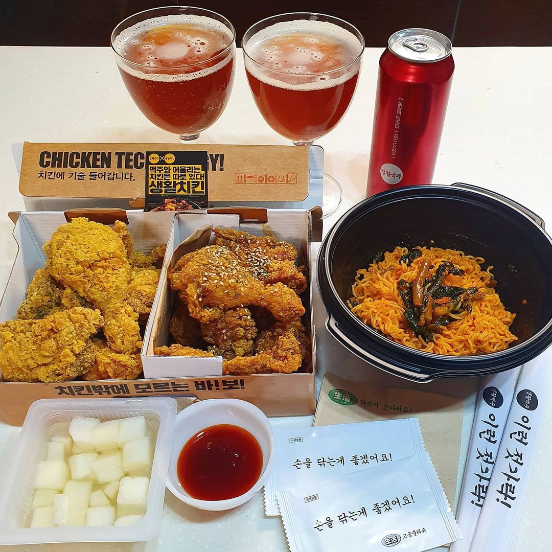  “#협찬 생활치킨 #크리스피치킨 🍗에 #수제맥주 🍺한 잔 했어요:) 저의 pick은 #개이득세트 28,000원 (반반치킨+수제맥주 500ml 4캔) #생활이맥주다 라는 아주 바람직한 모토의 수제맥주 브랜드 #생활맥주 를 아시나요?😆 요기서 만든…”