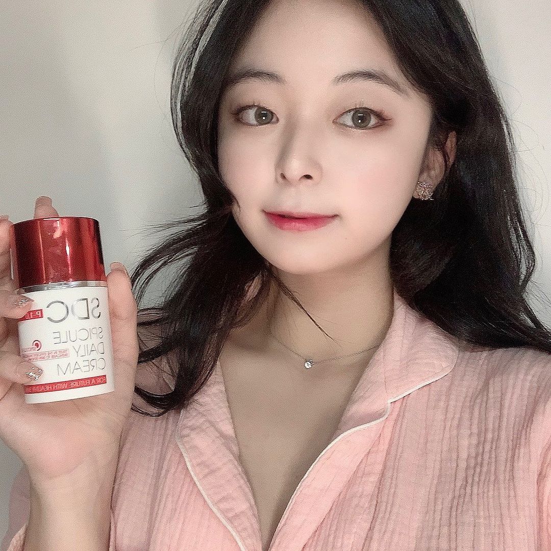  “겉에만 바르는 화장품이 아닌 피부 속을 책임지는 데일리크림 🌟 1통으로 필링 1회 효과 💫 피부가 많이 예민한 편이라 피부과에서 레이저나 자극적인 필링등은 어려운 편인데 발랐을…”