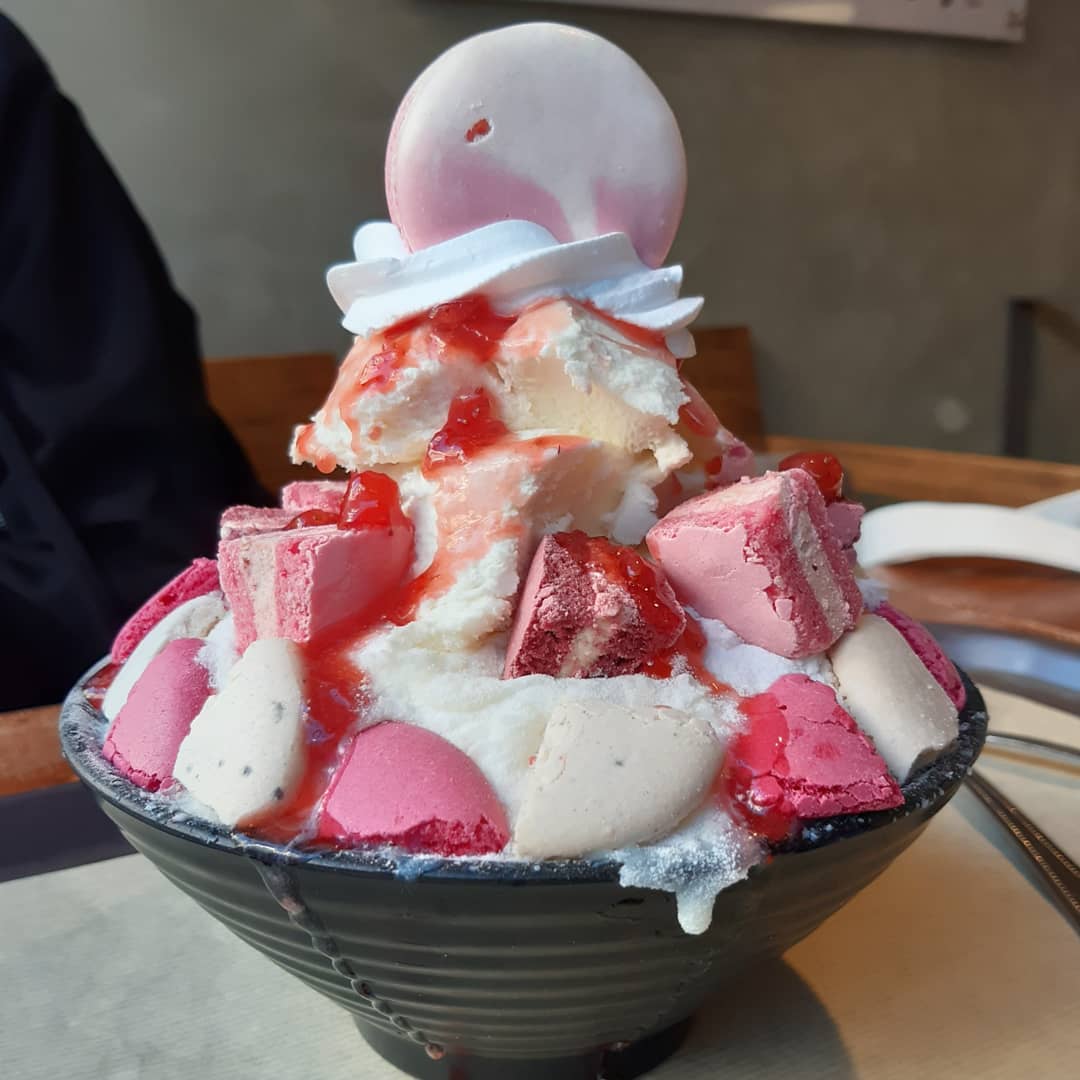 🍨#설빙 #딸기마카롱설빙 🍨

🍨#딸기마카롱설빙  13.5

항상 초코🍫빙수나 망고🥭빙수만 먹다가 평소 먹고싶었던 딸기🍓마카롱빙수 도전😋

마카롱에 대한 기대를 안하고 있었는데😳
생각보다 꼬끄가 쫀득하고 크림이 새콤했당☺️
크림은 요거트 맛인듯?

가끔씩 생각날 것 같은 맛이었당🤗

#겨울빙수 #꿀맛👍 #냠냠😋