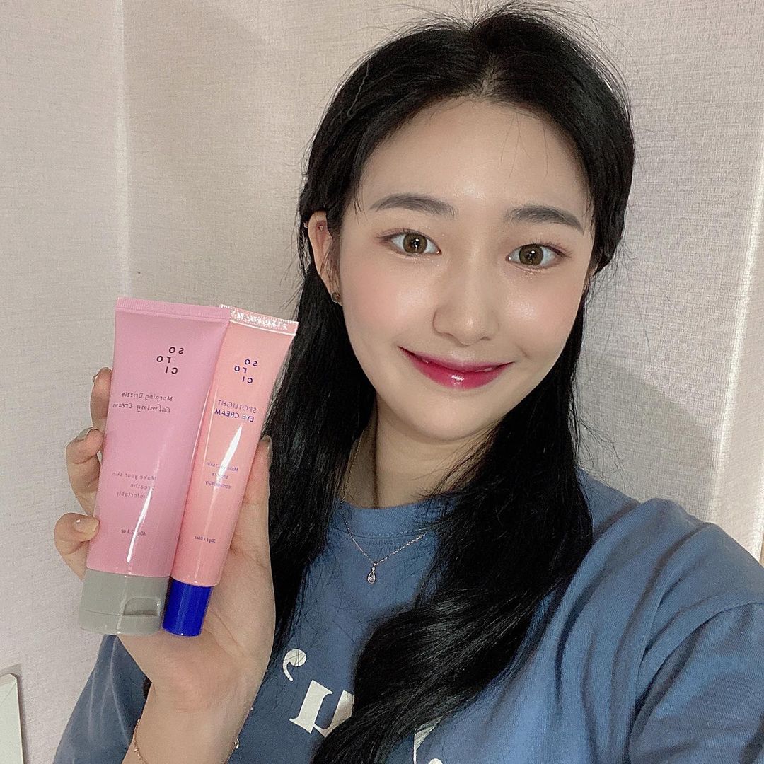  “#소로시카밍크림 , #소로시아이크림 @sorocikorea 🤍 - [카밍크림] 빠른 흡수력, 저자극 진정, 깊은 보습력을 더한 보습크림입니다🙌🏻 요즘 예민해진 피부에 카밍크림을 사용하고 나서 진정되고 촉촉해 졌어요☺️ - #광고 #소로시 #soroci…”
