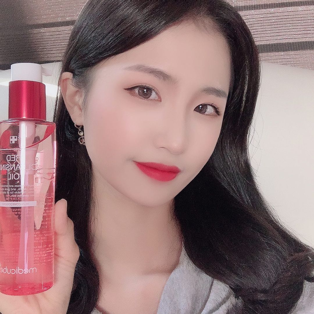  “#협찬 [메디큐브] 레드 클렌징 오일 작년부터 블랙헤드 거슬리기 시작했는데 난 백수라 피부과 관리를 받을 수가 없어서 클렌징오일로 월수금마다 열심히 녹여보기 시작했다 이번에 메디큐브 레드 클렌징 오일을 받게 되어서 써보았는데 굉장히 만족,,😌 눈에…”