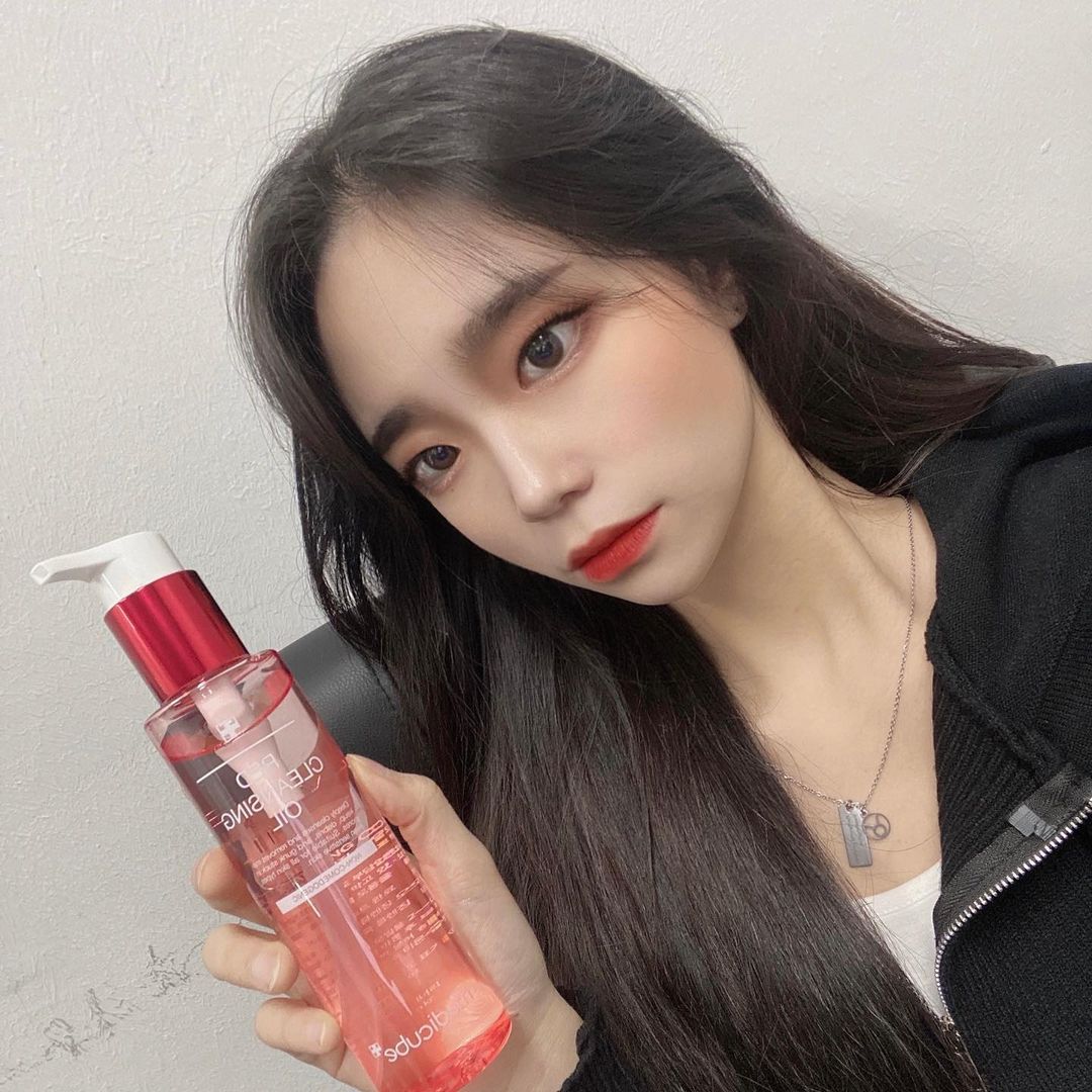  “#협찬 @medicube_korea ⠀ ⠀ 민감한 눈 주변에도 순하게 사용할 수 있는 메디큐브 레드 클렌징 오일‼️ 메디 퀵 아크메 클렌징 공법으로 강력한 세정력에, 뛰어난 피지 세척력 까지 있어요❕ ⠀ ⠀ ⠀ ⭕️사용 방법⭕️ 1. 마른 손에 오일…”