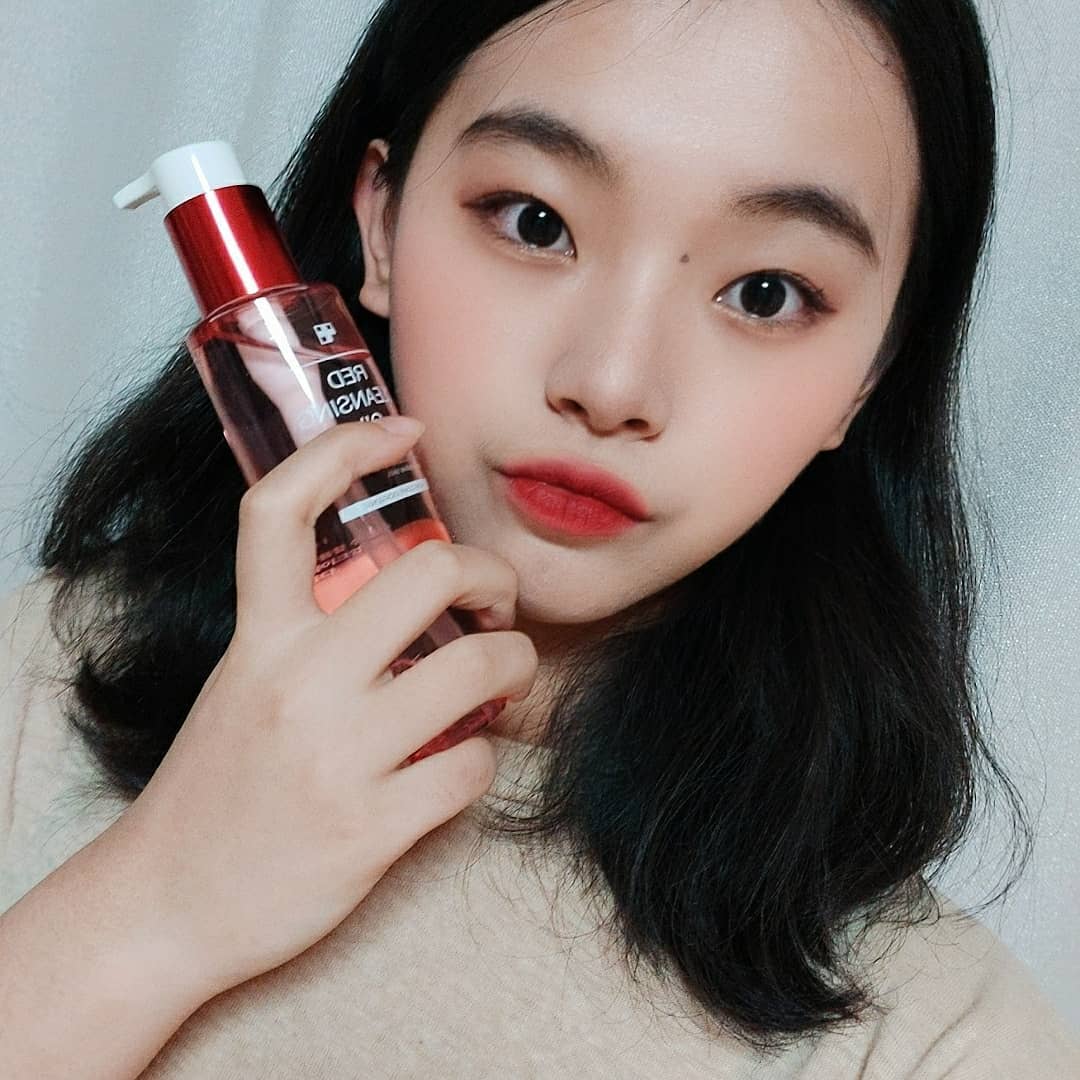  “클렌징 오일 완전 오랜만에 쓰는데 이건 피부도 덜 당기고 무엇보다 블랙헤드, 화이트헤드 빼는데 엄청 좋은듯😍😍 코에서 광 나기는 처음이야🌟 하나 아쉬운 점이 있다면 아무래도 오일이니까 립이 번지면서 지워져서 여러번 문지르긴 했지만 그래도 너무 좋은…”