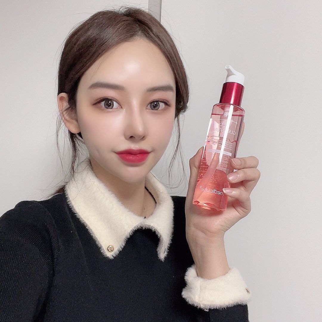  “#협찬 물에 닿자마자 유화되는 클렌징오일 ! 메이크업 말끔하게 지워주고 민감성 피부도 자극없이 사용가능해요 !! #메디큐브 #레드클렌징오일 #클렌징오일 #클렌징오일추천 #블랙헤드 #블랙헤드클렌징오일 #화이트헤드 #코피지 #메이크업클렌징…”