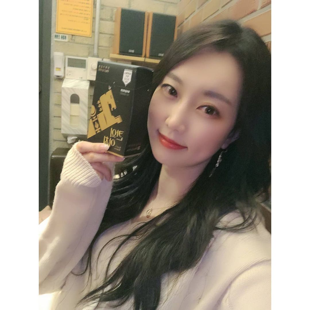  “#협찬 술을 달고 사는 나에게 꼭 필요한 제품^,~ 다른 숙취해소제는 약 같이 느껴져서 거부감 느꼈는데 얜 전혀 ! 달달하니 레모나 같고 맛있어용👍 협찬 받고 나서 계속 요거만 먹는 중 원래 술 마시면 담 날 죽어있는데 얘 먹으니깐 업무 보는 게…”