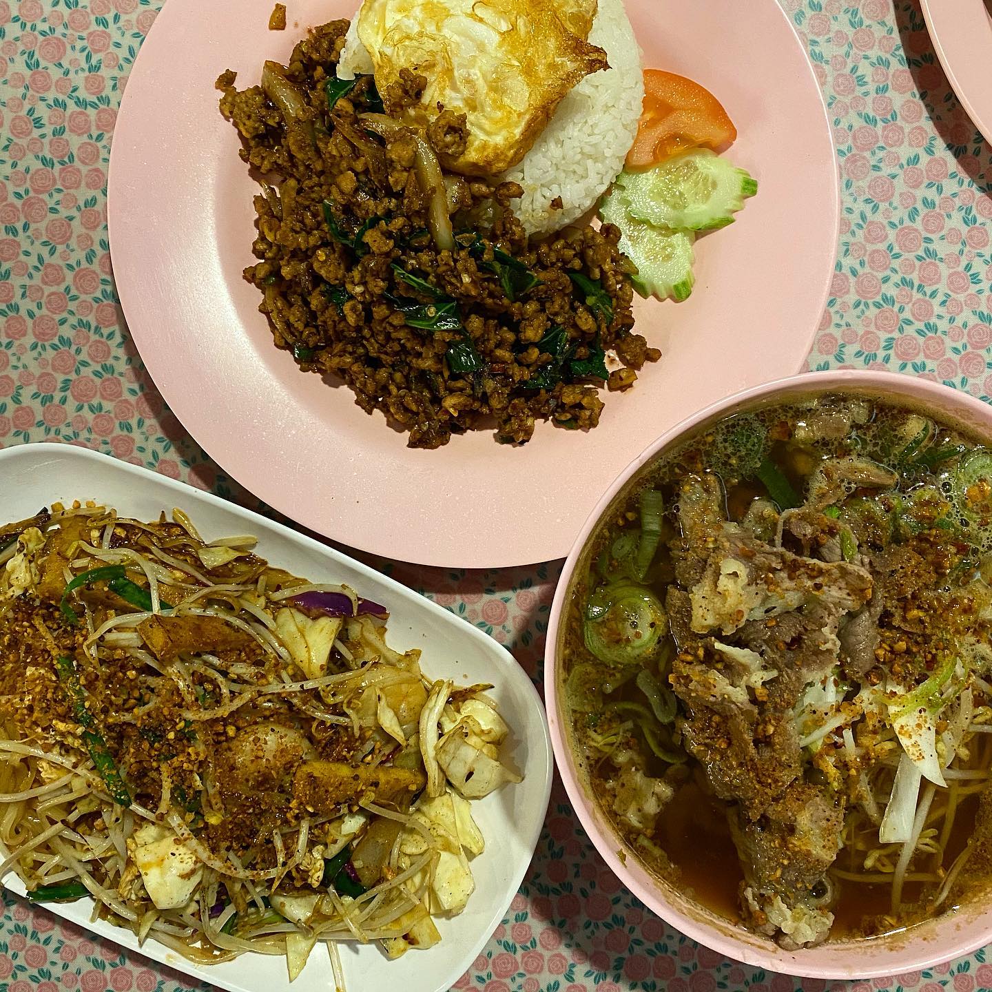 재작년에 태국여행 다녀오면서 반해버리고 왔던 태국음식들😋
친구가 상수역에 태국음식맛집이 있다길래 소개시켜줘서 같이 찾아간 태국음식점 ‘뭄알로이’❗️
문 열고 들어가자마자 와 진짜 태국온 거 같다라는 생각이 들정도로
테이블부터 메뉴판 접시들까지,,정말 사장님이 현지느낌 제대로 살리신 듯ㅎㅎ
친구는 맛집이라 웨이팅 있을 거 같다고 했는데 정말정말 다행히 평일이여서 매장이 반 조금 안되게 차있었당😽ㅎ

메뉴 주문은 태국음식 중 최애인 ‘팟 타이’ 그리고 ‘꿔띠아오 느아 뚠’, ‘팟 카파오 무쌉’을 시켰당

먼저 ‘꿔띠아오 느아 뚠’이라고 태국식 쇠고기 쌀국수인데 베트남 쌀국수와는 정말 다른 느낌이당 고기육수에 아주아주아주 약간의 시큼한? 맛도 느껴지고 무엇보다 얼큰한 맛이라 넘넘 맛있었다ㅜㅜ😭 육수도 진해서 국물까지 하나도 남김없이 먹고 왔다😋  같이 간 친구는 시킨 음식 3가지중 젤 맛있다고 했다고 극찬했다는👍👍

그리고 내가 젤 좋아하는 ‘팟타이’ 새우랑 닭고기 중에 선택 가능한데 우리는 새우로 선택했다! 일단 팟타이소스도 달달하니 진해서 넘 맛있었당! 갠적으로 조금 짜고 간이 조금 쎄긴했지만 짠걸 좋아하고 잘 먹는 나로썬 만_족ㅎㅋ 

마지막으로 ‘팟 카파오 무쌉’
이 메뉴는 메뉴판에도 초보자 추천이라고 적혀있을정도로 정말 거부감은 없는 맛이다 돼지고기를 매콤하게 볶아서 올려주신 계란 반숙을 터트려서 비벼서 먹으면 정말 제 스타일👍😭 저는 3가지중에 이걸 젤 맛있다고 골랐답니당ㅎㅎ 매콤한걸 좋아하다보니 넘 맛있더라구여🥰

세가지 다 넘 맛있었어서 어느한가지 추천을 못 드리겠는 마음 아시나요,, 저는 세가지 다 넘 맛있게 먹었고 재방문의사 만땅입니당
뿌님팟퐁커리도 맛있다고 하던데
담번에 방문해서 뿌님팟퐁커리도 먹어봐야겠어여🌝

#상수맛집 #상수태국음식 #뭄알로이  #상수역 #상수뭄알로이 #태국음식맛집 #상수데이트 #쌀국수  #팟타이맛집 #팟카파오무쌉 #꿔띠아오느아뚠 #상수핫플  #상수맛집 #상수태국음식점  #쌀국수맛집 #상수역데이트  #상수역맛집 #상수핫플레이스 #상수맛집추천 #태국음식맛집  #맞팔 #선팔맞팔 #소통 #좋반 #좋아요반사 #칼맞팔 #칼좋반 #소통 #첫줄반사 #f4f #likeforlikes
