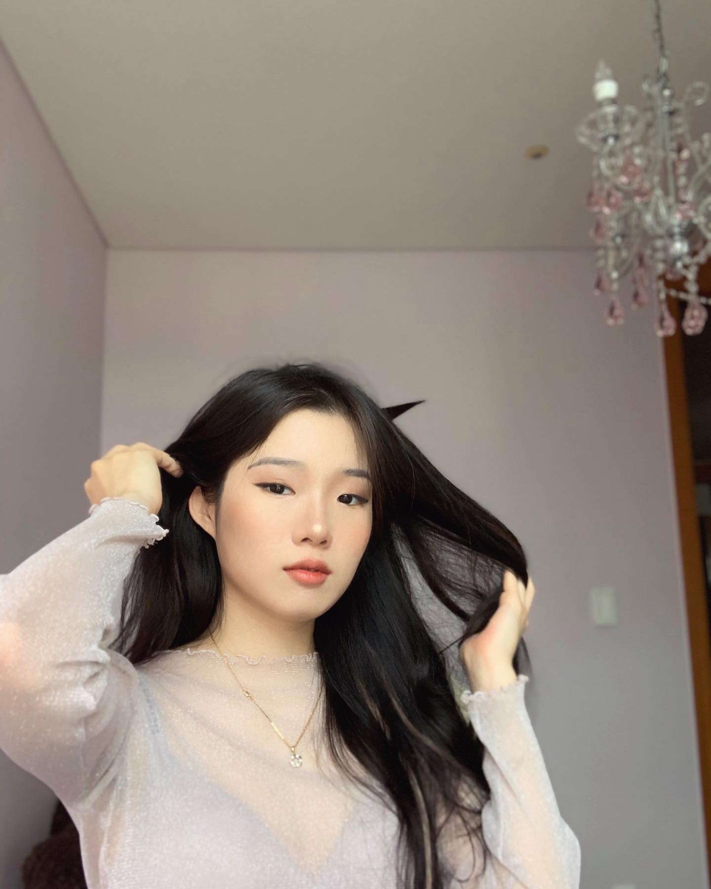 I wanna fuck you slow with the lights on
You’re the only one I got my sights on
Type of sex you can never put a price on