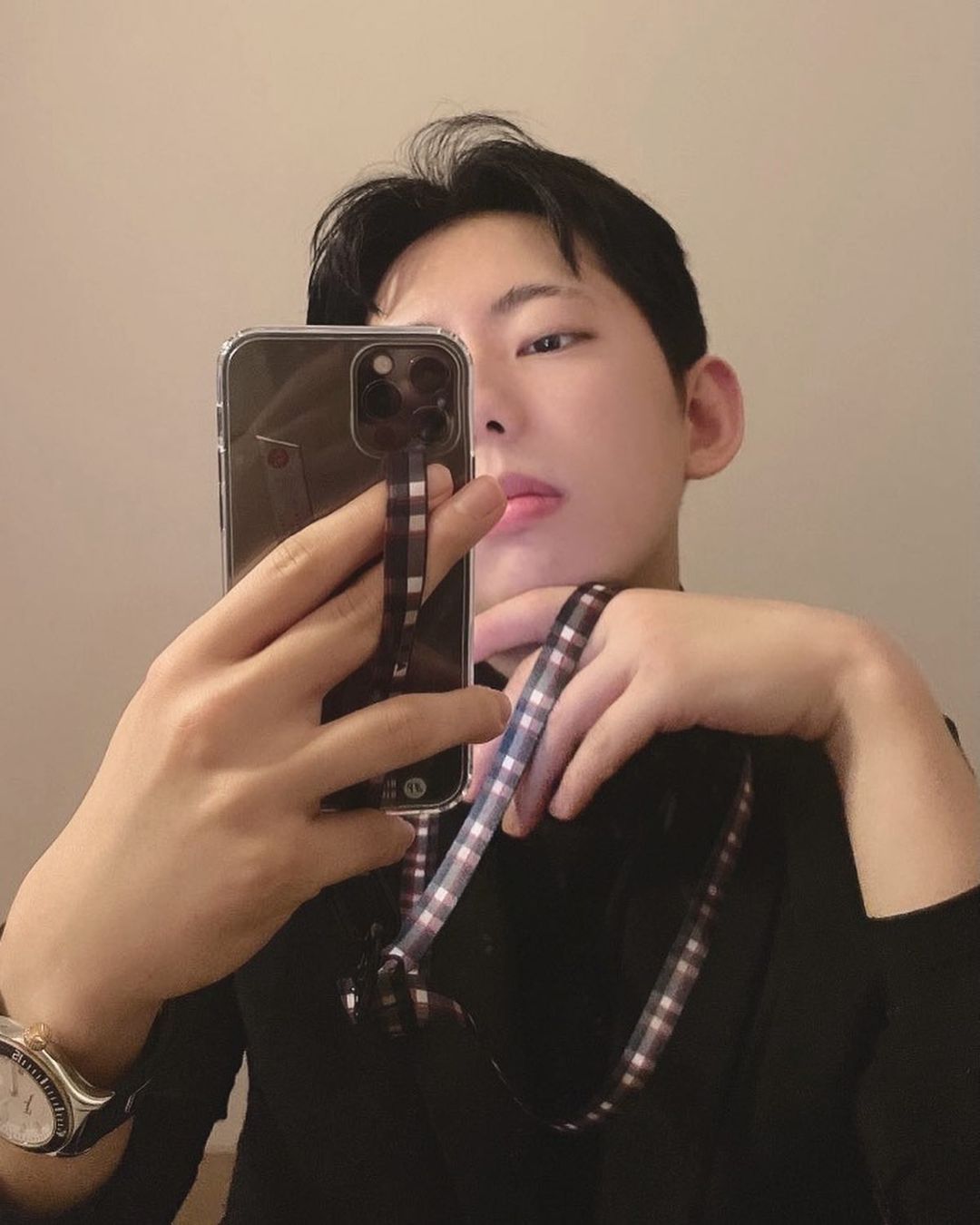  “#협찬 트렌디한 디자인으로 핫한 폰 스트랩 누워서 폰 볼 때 너무 편해.. 재질도 단단해서 오랫동안 사용 가능! 무선 충전에 방해도 안돼용👌”