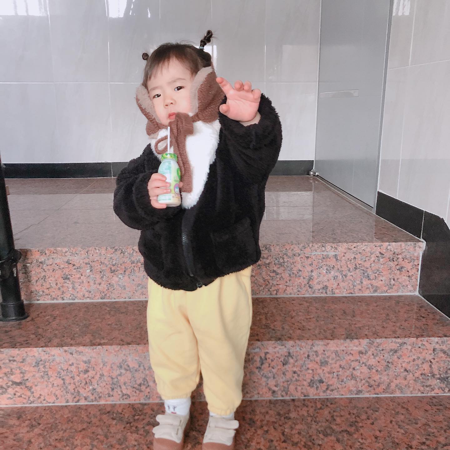 _
어이~ 거기 엄마! 나좀 안아주시지 그래!
현실은 “엄마 뚜뚜~뚜뚜(안아줘)”

어제 저녁엔 아빠가 목 주물러주겠다고 살짝 만졌더니
👧🏻: 아프다니까아~~

순간 내 귀를 의심했다ㅋㅋㅋㅋㅋㅋㅋ
매일매일 놀라워😂

마지막 사진은 어제 내리는 눈 바라보는 아가들
우리 시아 맨날 혼자 내복차림이네^^^
.
.
.
#20210129#26개월아기#유샤
#4살언니#어린이집등원길