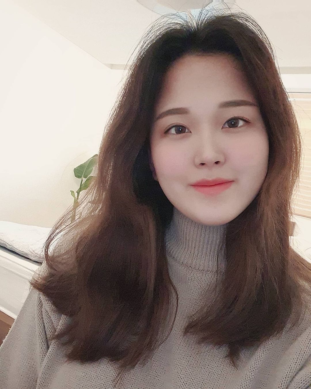  “#제품 협찬 로피 V3 밴드 ⠀ ⭑열탕에 소독하며 반영구적인 사용이 가능한 실리콘 소재의 리프팅 밴드입니다. ⭒누구나 사용 가능한 프리사이즈로, 앞턱,볼,광대를 감싸올려줘요! ⭑8개의 지압점과 미끄럼 방지 날개까지 사소한 거 하나하나 신경 써서 만든…”