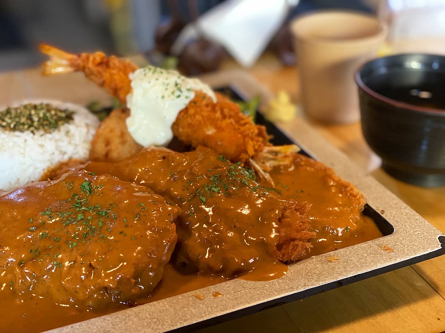 💫 #성신여대맛집 / 긴자료코 💫

🍗 데미그라스 돈카츠세트 (13000)
🍗 사케동 (13000)

또왔다 ㅎ
오늘은 안먹어본 돈카츠를 도전~~~~~
왠걸?? 소스가 너무 맛있다
다른 집 흔한 돈까스 소스보다 훨 맛남!!!
세트라 감자 고로케 + 왕새우튀김도 같이나옴 ㅎㅎ
대박 푸짐해,,,,,양 대박 👍 😍 
사케동이랑 같이 먹으면 조합 대박임 ㅠ
물론,,,남겨서 넘 아까웠음 ㅠㅠ또가야지

#냠냠린_성신여대