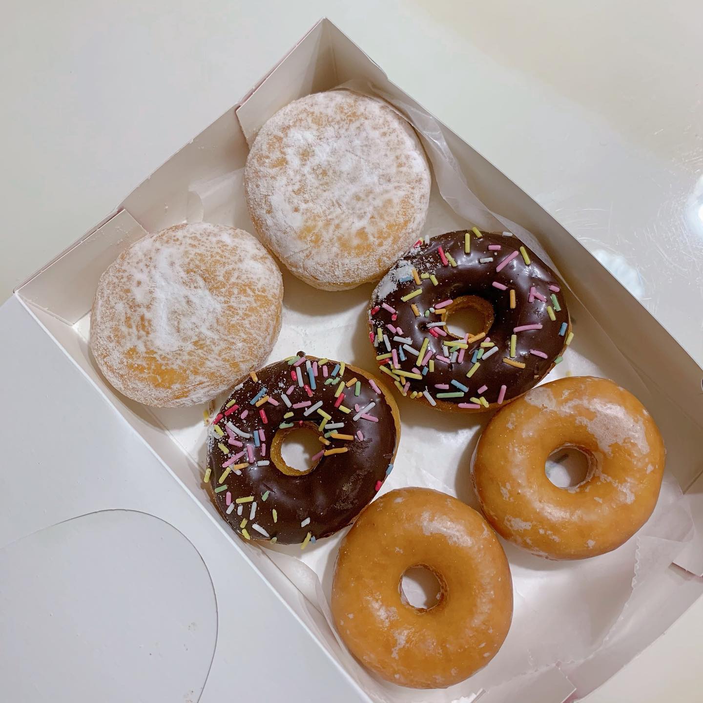 🍩Dunkin Donuts🍩
⠀
— — — — — — — — — — — — — — — — — — —
⠀
던킨 도너츠에 먹기 좋은 사이즈인
미니 도넛이 있어서 한 번 사봤어요👐🏻
⠀
스트로베리 필드 케이크🍓
카카오 후로스티드🍫
페이머스 글레이즈드🍯
세 가지 맛이 있으며,
취향 잘 안 타는 무난한 도넛들이네요☺️
⠀
바로 드실 거 아니면 냉동 보관 후
전자레인지 30초면 맛있게 드실 수 있어요✌🏻
⠀
— — — — — — — — — — — — — — — — — — —
#아침메뉴 #던킨도너츠 #어몽어스 #미니도넛
#내돈내산 #breakfast #bread #jmt