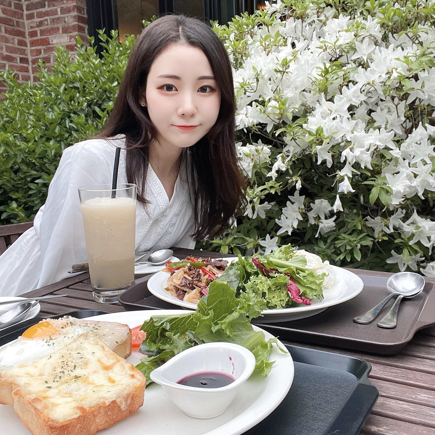 🎀홍대 브런치가🎀

홍대에 있는 외국 느낌 나는 예쁜 브런치카페❤️
브런치가에서 크로크 햄치즈 샌드위치, 타이식 매콤불고기, 아메리카노, 식혜 먹었어요!
따뜻한 날씨에 예쁜 외부 테라스에서 먹으니 두 배로 맛있었어요!
외국처럼 예쁘고 가게 분위기가 너무 좋아서 추천💓