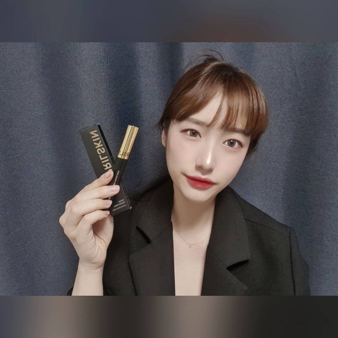  “#광고 [에이프릴스킨] 에이프릴스킨 고데기 카라 2종 (01 볼륨컬링, 02 롱래쉬컬링) ⠀ 마스카라는 언제나 시크한 블랙🖤 마스카라 제대로 안되면 그날 메이크업은 미완성,, ☂︎ 비가와도, 3시간이 지나도 면봉을 올려 둘 수 있는…”