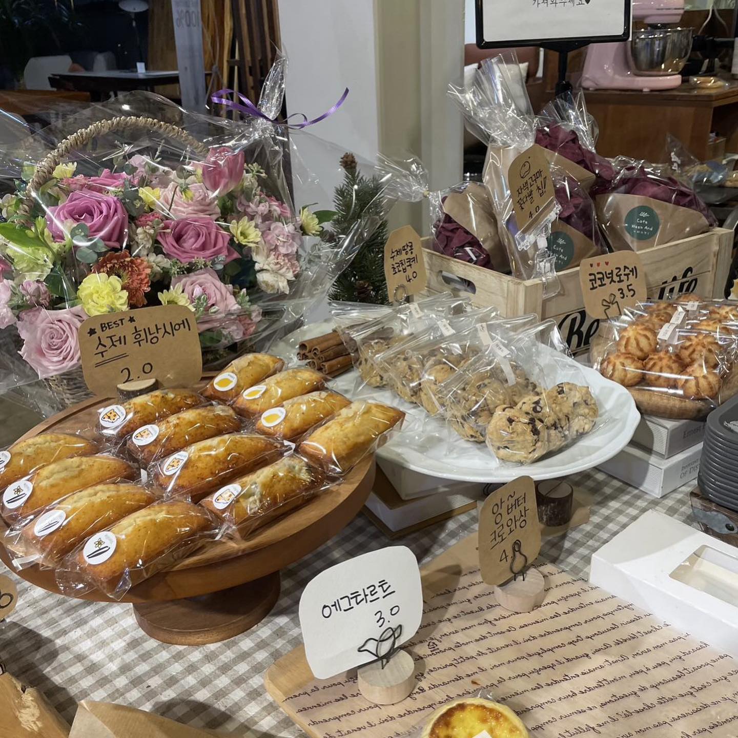 크로플 맛집 카페위캔드🥐
.
카페위캔드
하남 인싸갬성 카페!
.
직접 반죽한 크로와상을
주문하면 바로 구워서 나오는곳!
겉은 바삭하고 쫄깃해요ㅠㅠㅠ
분위기는 완전 끝판왕 👍🏻☺️❤️
.
.
주말에는 손님 많아서 늦게가면
못먹을수도 있다능,,🥲💕😆
.
#크로플맛집#하남맛집#하남카페#하남스타필드맛집#미사리카페#카페위캔드#하남가볼만한곳#하남데이트#하남디저트#카페투어#감성카페#분위기깡패#갬성카페#데일리그램#데이트#주말