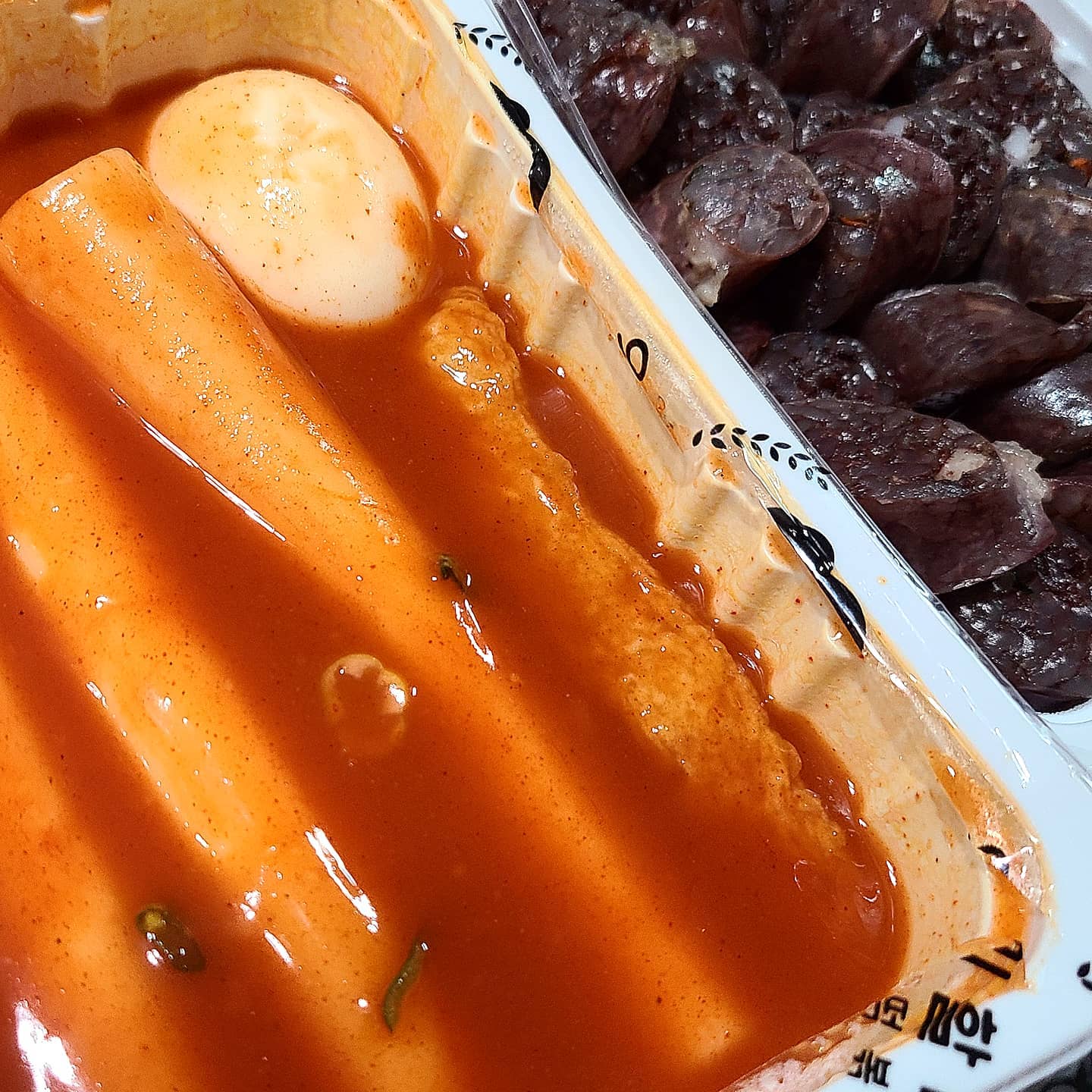 #우리할매떡볶이 
#햇님픽
#가래떡떡볶이 

진짜 맛있다
소스가 묽진않아도 양념이 깊게 잘 베여있다
1인분 4500원
적당한듯?

튀김+순대+꼬치어묵  환상조합
이젠 엽떡파 ..x
할매파..o