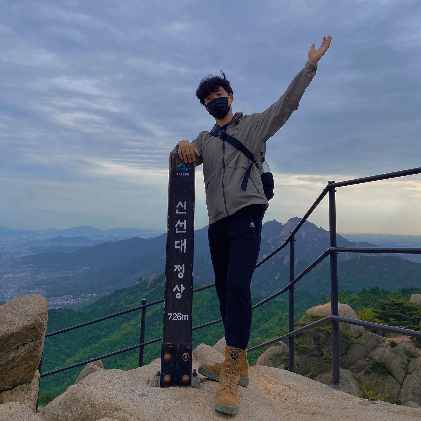 2021.04.24 도봉산😚
도봉탐방지원센터-마당바위-신선대
해발 726m
생각보다 힘들지 않게 등산완료💪
마당바위에서 먹은 불고기/참치/계란 유부초밥은 씹존맛탱..😋(with 고양이)
.
.
.
.
.

#일상 #일상스타그램 #daily #99 #23 #등린이 #등린이커플 #커플 #커플스타그램 #커플룩 #연인 #연인스타그램 #산 #산스타그램 #산데이트 #등산 #등산스타그램 #등산데이트 #등산복 #등산복패션 #도봉산 #도봉산데이트 #마당바위 #도봉산마당바위 #신선대 #도봉산신선대정상 #해발726m #토핑유부초밥 #jmt #hiking