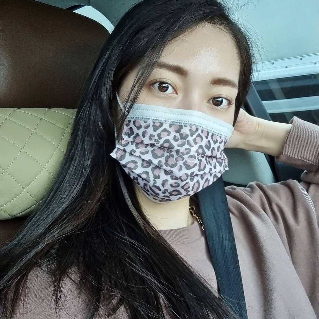  “#협찬 국내산 원자재를 사용하여 만든 프리미엄 디자인 마스크🙊 오가닉 순면으로 아이부터 어른까지 부드럽고 편하게 착용 가능해요. 100% 목화솜으로 편안한 호흡까지😷 코모드 마스크는 좋은 자재로 만들어서 그런지 디자인이 선명하고 고급스럽고 예뻐요🤎…”