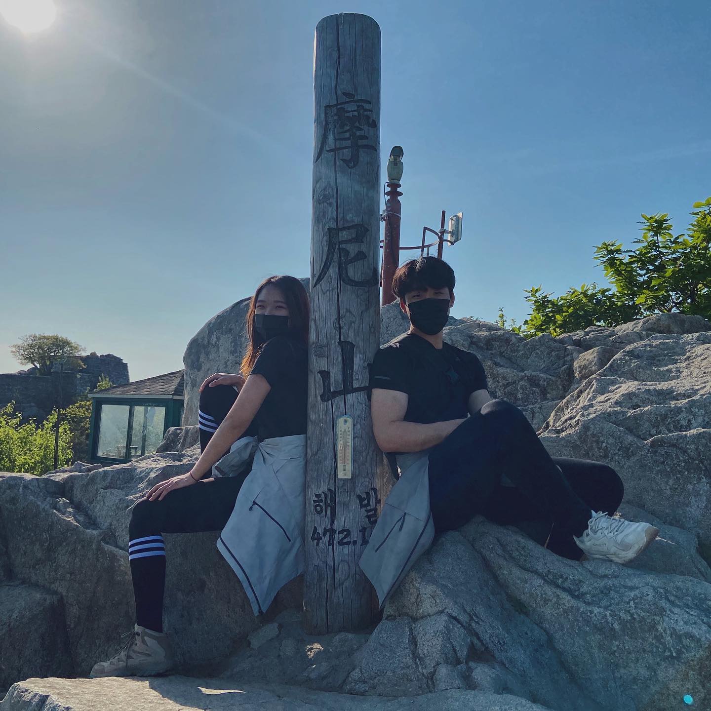 2021.04.25 강화도 마니산🏔
다른 산들에 비해 비교적 길이 잘 되어 있어
오르기에 버겁지 않았다.(계단 주의..🥵)
마니산 정상에 오르면 한 눈에 보이는 바다와
우리를 기다리고 있는 고양이들🐈
바다보고 고양이랑 놀면서
참치마요 샌드위치🥪
이제 마니산 정도는 산책길~😆
(이제 여름이라 벌레주의..🕸)
.
.
.
.
.
#일상 #일상스타그램 #daily #99 #23 #등린이 #등린이커플 #커플 #커플스타그램 #연인 #연인스타그램 #산 #산데이트 #산스타그램 #등산 #등산데이트 #등산스타그램 #등산복 #등산복패션 #강화도 #마니산 #마니산정상 #마니산참성단 #마니산고양이 #강화도바다 #참치마요샌드위치 #jmt #hiking
