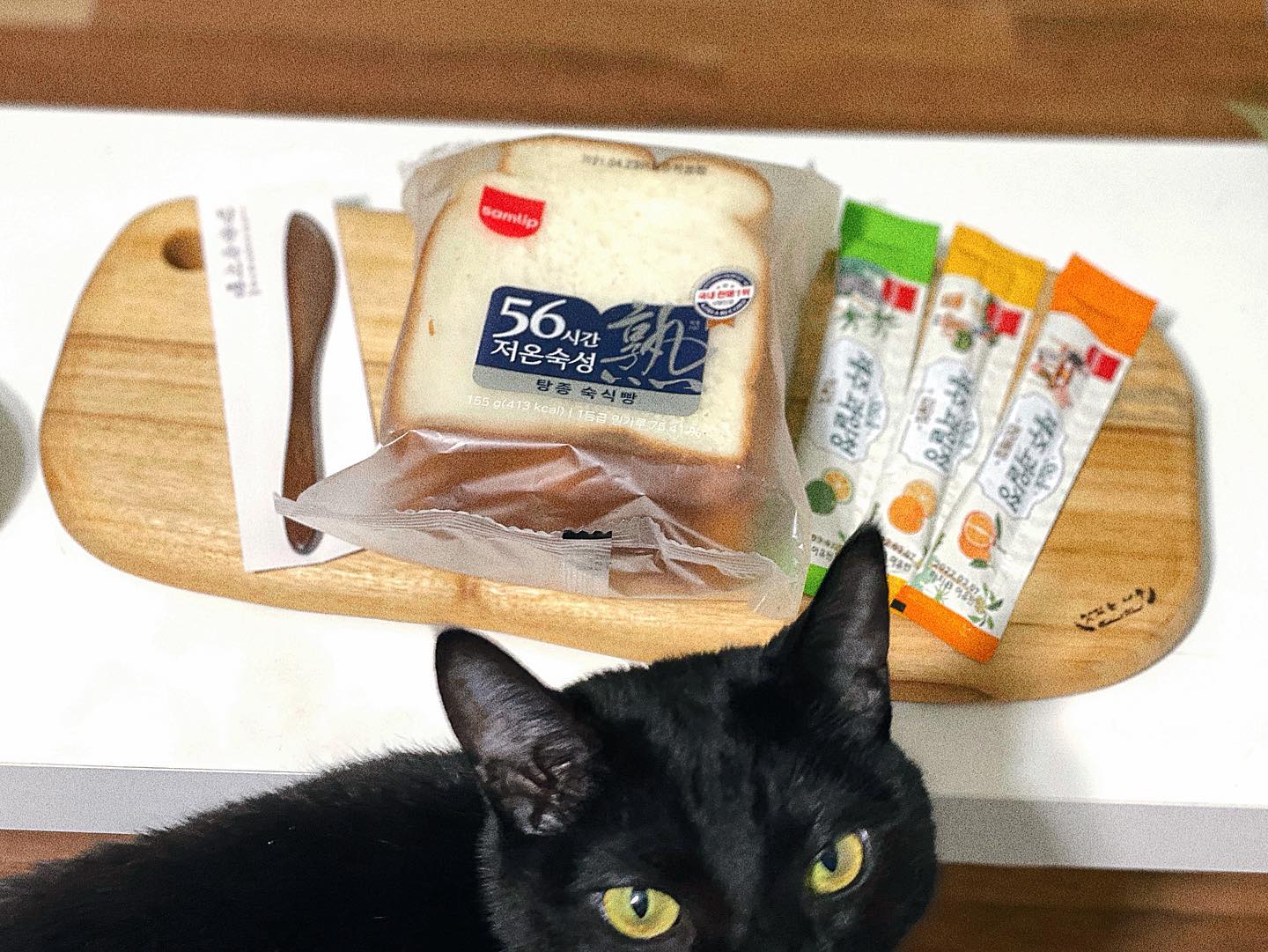#광고 빵 최고!!!
외치면서 빵에 사는 요즘🐖,,❤︎

빵 최고!!! 외쳐도 식빵은 테두리 때문에 잘 안먹는편인데,
탕종숙식빵은 테두리도 쫄깃 부들 빵자체의 풍미와 촉촉함까지ʺ̤
요번에 식빵맛에 제대로 빠졌어요⁺₊₊⁺

취향따라 먹고 그냥도 먹어봤는데 빵 풍미가 좋아서 갠적으론 그냥 먹는게 더 맛나더라구요🤤🍞❤️

feat. @부담스런애둘

#한국인의식빵 
#56시간저온숙성숙 #탕종숙식빵 #삼립 #탕종식빵 #식빵 #숙식빵