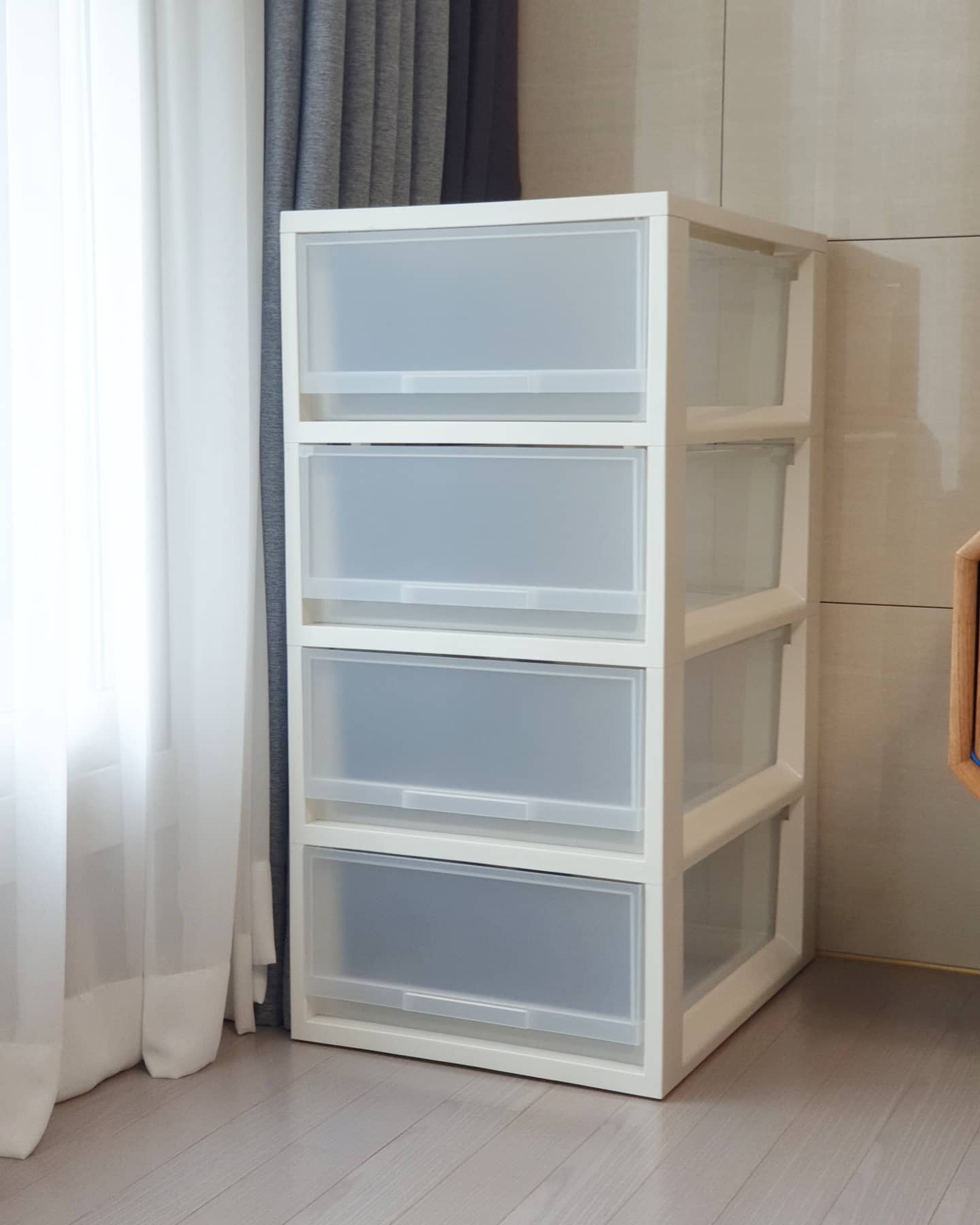 #협찬
아이들 키우는집은
요런 서랍장 필수템이죠.
장난감이며 아이들옷이며
이젠 거실까지 침범~지긋지긋ㅋ
허나 #리빙앤트리 덕분에 인테리어 효과까지~
이 꾸리꾸리한 짐들이 덕분에
화사해졌네요^^야호~

깔끔하고 세련된 디자인이라
정말이지 대충걸쳐놔도
어마무시하게 고급지네요.
살짝비쳐주는 반투명한 서랍장이라 정신없는 저는
어디에 뭘넣었는지 금방~알수있겠더라구요

공간도 수납물넉넉해서
오히려 자리가 남아요ㅋ
이리저리봐도 고급지게
잘만들어졌어요^^
가장 중요한 서랍빠짐에
신경 많이쓴 제품
livingntree
-
#리빙앤트리 #퓨어서랍장4단 #다용도서랍장 #옷장정리 #정리수납그램 #키즈수납 #수납용품 #플라스틱보관함 #서랍장 #3단서랍장 #4단서랍장 #5단서랍장 #어린이수납장 #키즈수납장 #신생아서랍장 #집스타그램 #살림스타그램 #홈데코 #디자인소품 #청소스타그램 #정리스타그램 #정리정돈 #정리 #인테리어소품 #인테리어 #인스타리빙 #오픈도어수납장 #공영홈쇼핑오픈도어수납함 #리빙