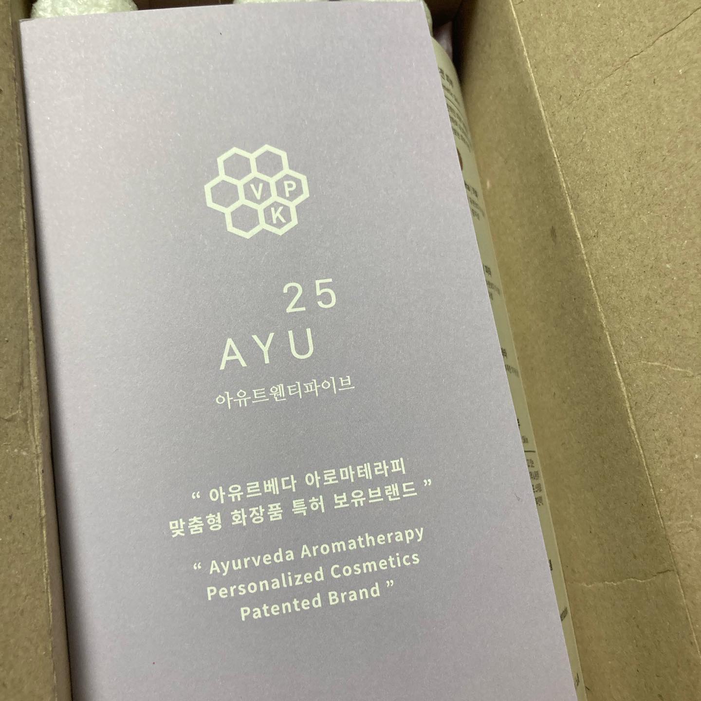 #협찬 ayu25_official #ayu25 #아유트웬티파이브
진짜박스 열기도전에 향이 나는대 너무좋아요 향수필요없을정도 촉촉하고 냄새좋고 또살생각 이빠이
#맞춤형화장품 #치유화장품 #아유25 #토너 #치유성분 #신상품나왔을땐 #인스타그램