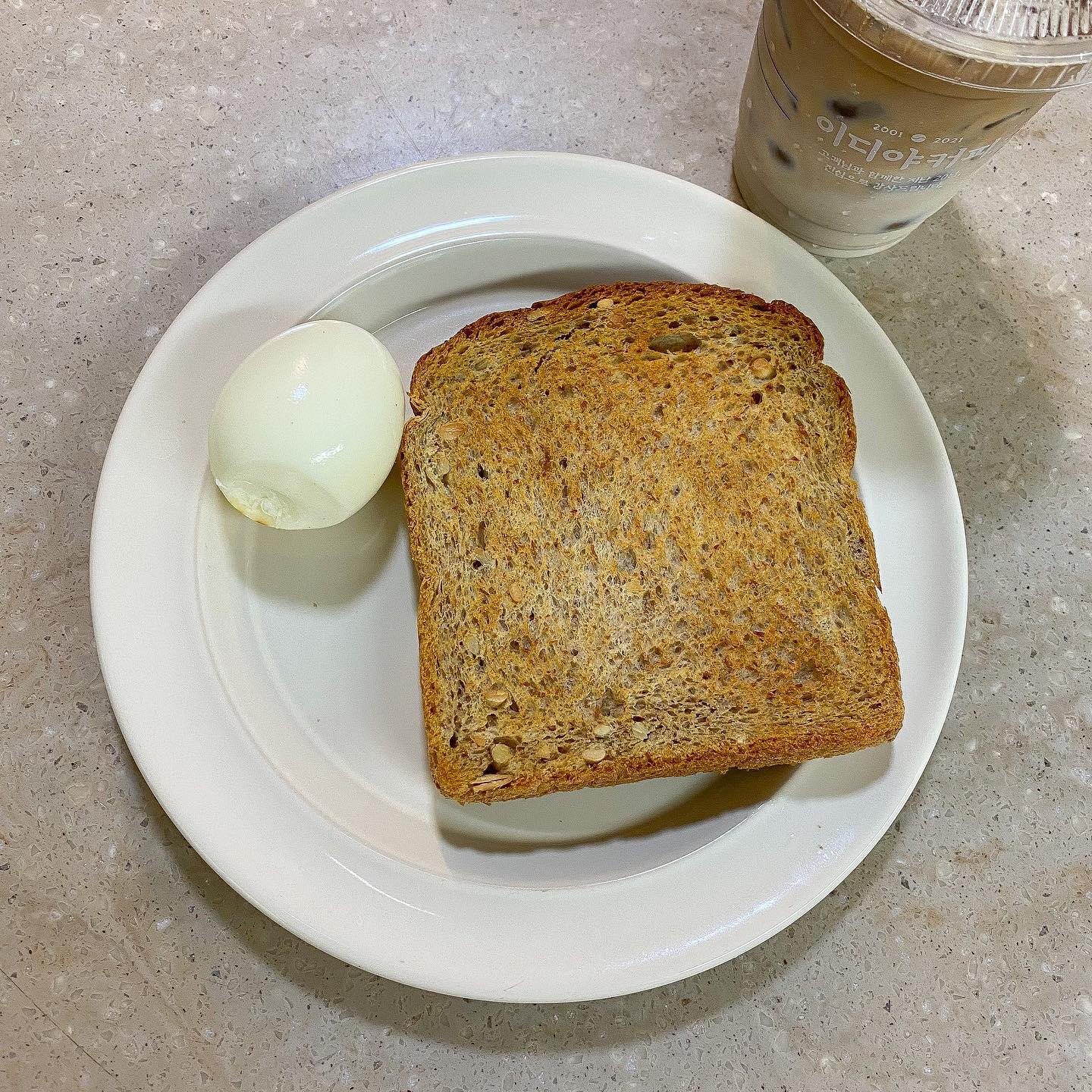 4월 29일 아침🍞✨
.
요즘 자주 먹고 있는 통밀빵😋
일반 식빵보다 훨씬 고소하고 맛있다
오늘은 계란후라이 대신 삶은 계란 먹고
두유에 샷 넣은 소이라떼 한 잔 마시기🥛
.
#제티_식단 #통밀빵 #계란후라이 #로만밀통밀식빵
#다이어터아침 #다이어트아침식단 #아침식단 #삶은계란
#두유라떼 #소이라떼
