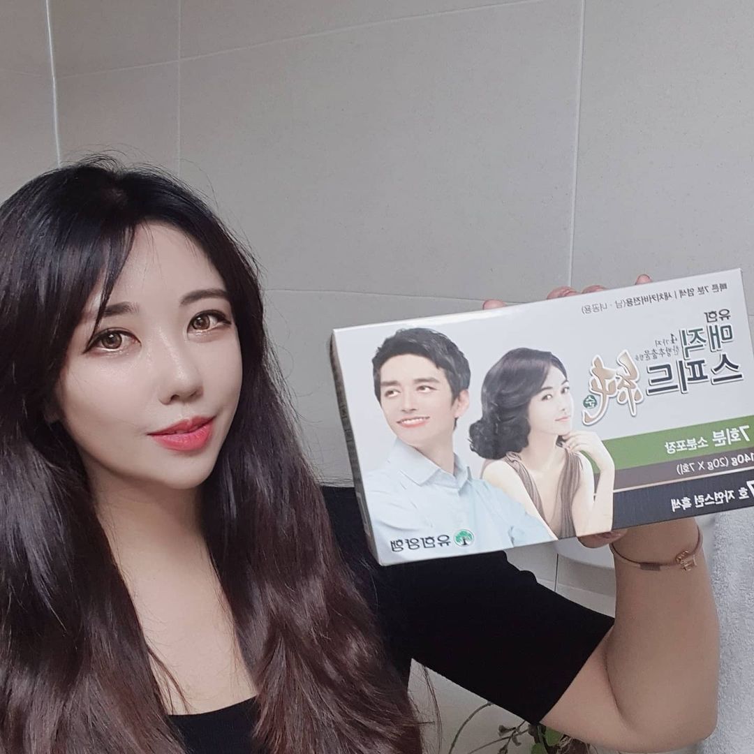  “#협찬#유한양행#유한매직스피드순 나이가드니 새치가 나기시작하더라구요. 그런데 꼭 구렛나루나 엠자이마라인쪽에서 나오드라구요😭 염색을해도 새치부분만 더 발게되거나 색이 안들어서 더 신경쓰이고 그래서 새치커버전용 염색약을 사용해봤어요 기존 염색약은…”