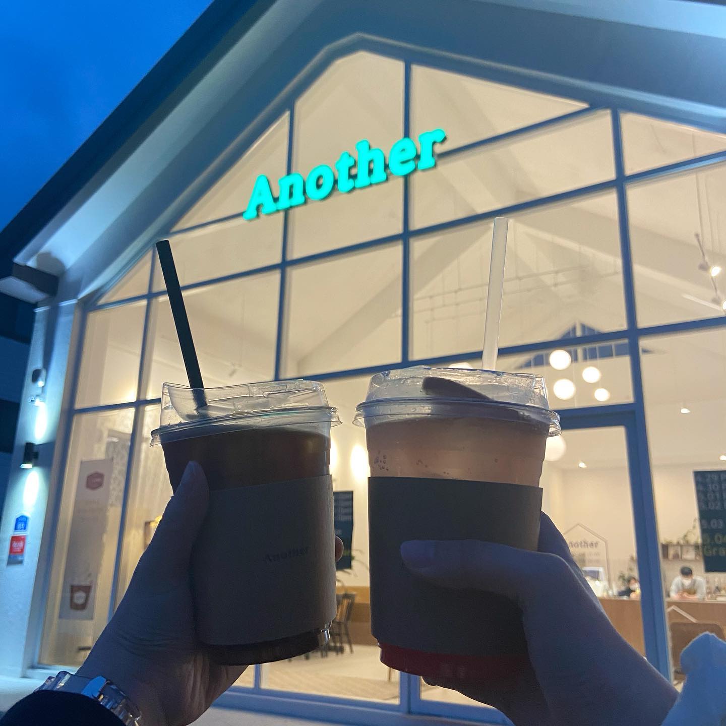 집 가다가 새로운 카페 발견~🥳
.
.
.
.
.
.
.
.
.
#천안 #천안카페 #유량동카페 #목천카페
#어나더카페 #another #브런치카페
#퇴근