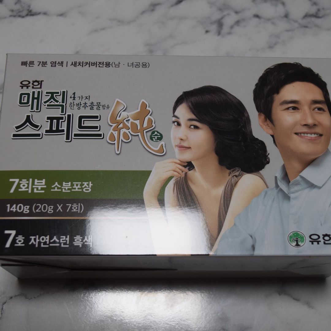  “<유한양행 스피드순염색약 /새치커버전용 염색약> . 아직 20대인데 새치가 많은 남자친구를 위해 구매했는데 진짜 가성비갑입니다.. . 총 7회분 소분 포장되어 있어서 딱 쓸만큼만 짜서 쓰고 남은걸로 또 쓸수있어서 좋아요! . 한방 추출물을 포함한…”