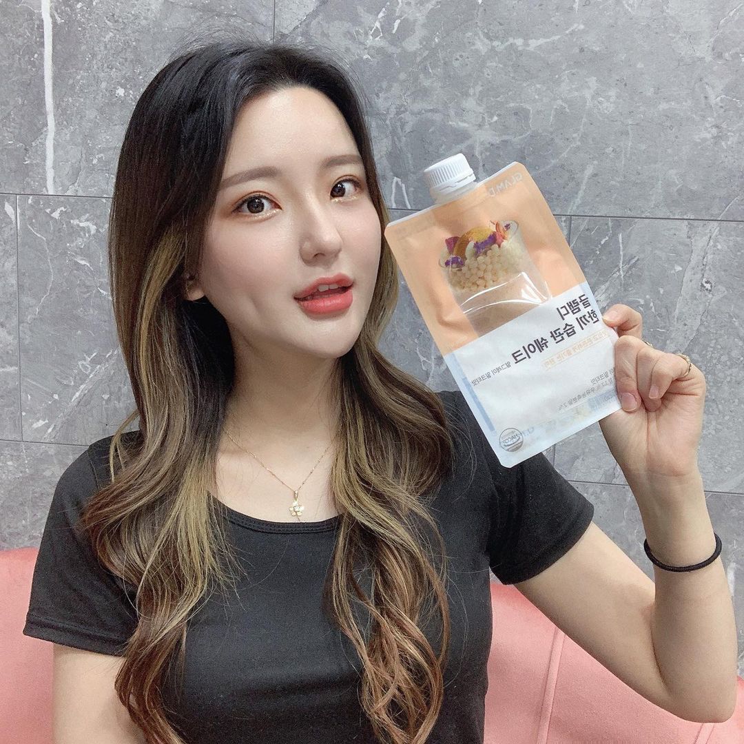  “#협찬 #글램디한끼습관쉐이크 평소에도 밀크티를 좋아하는데 한 끼로 마실 수 있는 다이어트 쉐이크가 밀크티 맛이라니 내 취향저격 🔫 물만 넣어도 진하고 깊은 얼그레이 밀크티의 맛있는 맛을 느낄 수 있다 한 포에 160칼로리로 가볍고 간편하게! 맛있고…”
