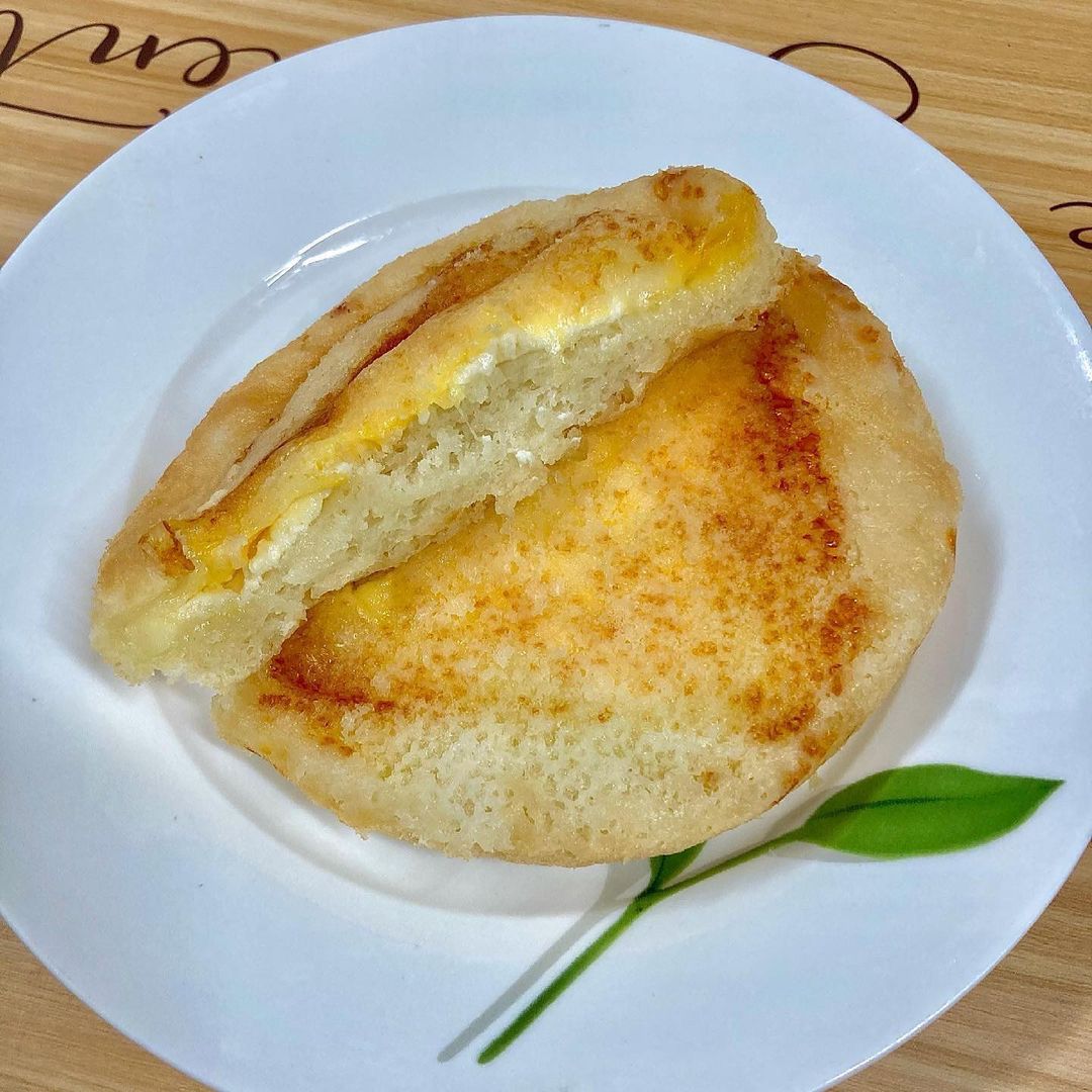  “#협찬 블루하우스 베이커리 아쿠아 브레드🥯 아쿠아 브레드는 일반 식빵보다 물 함유량이 2.5배 높고 칼로리는 65% 다운된 빵이라고 해요🌿 제가 고른 빵은 싹3치즈,온니모짜렐라🌟 사진 속 빵은 싹3치즈 🧀🧀🧀 전자레인지에 1분 돌려서 먹었어요!…”