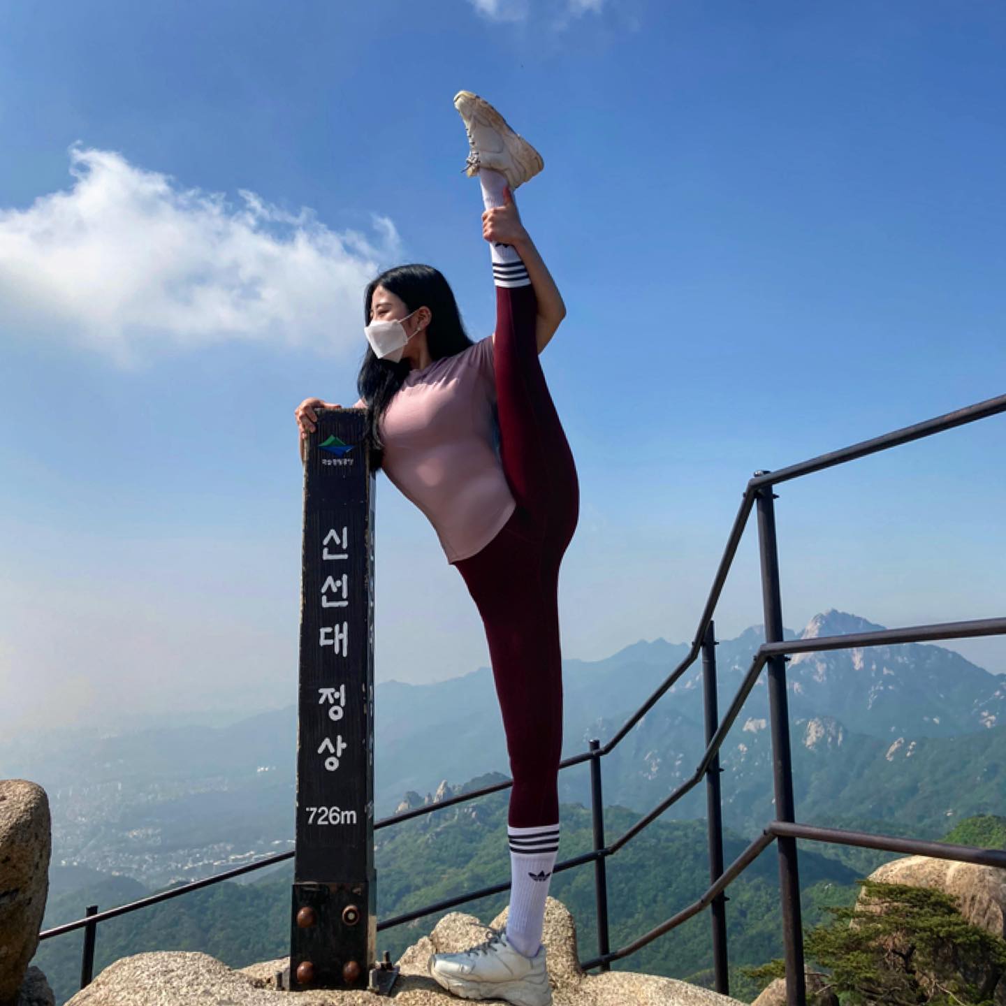 등산 도장깨기 스타트(ˊᵒ̴̶̷̤ ꇴ ᵒ̴̶̷̤ˋ)و

1번째⛰ : 도봉산 신선대
올라가는데 2시간 반!
내려가는건 1시간쯤 걸려서 
총 3시간반~4시간 잡고 
가보시면 좋을꺼같아요!!
정상이 좁아서 오래는 못쉬고ㅠㅠ
사진 찍고 내려가서 쉬는거 추천!

#도봉산 #신선대 #자운봉 #다리찢기