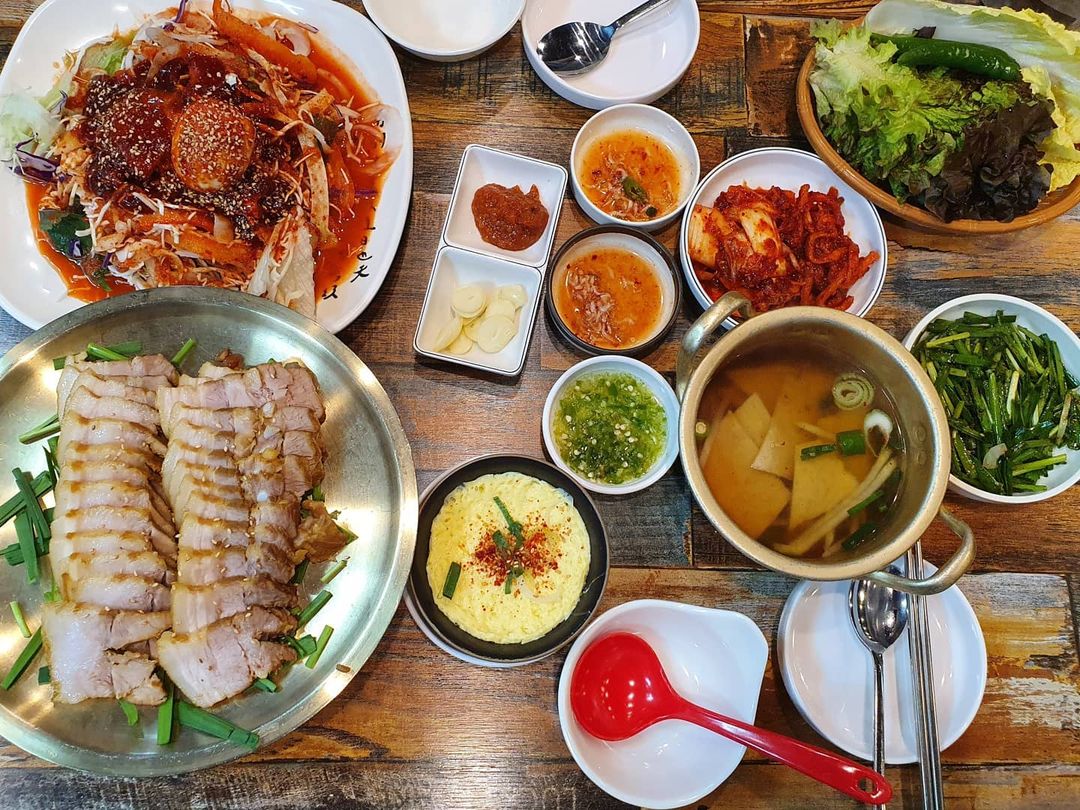  “왕십리맛집 호야네족발 보쌈과 감치 맛집입니다 맛있어요♡ 보쌈이 부드럽고 촉촉하니 맛있더라구요 막국수 주문각ㅎㅎ 쟁반막구수도 상큼하고 맛있고 기본으로나오는 오뎅탕부터 굉장히 얼큰하고 칼칼한베이스로 맛있어요 일단 밑반찬 소스 그리고 김치 너무…”