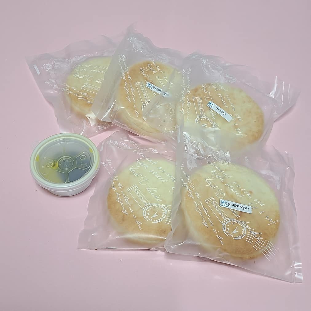  “#협찬 오늘하루도 건강한빵 블루하우스베이커리로 시작♡ 이렇게 맛있구 고소하다닝~ 쫀독쫀독 치즈가 쭈욱늘어나는데 모짜렐라치즈부터 싹3치즈까지 치즈매니아들분들 추천추천~◡̈…”