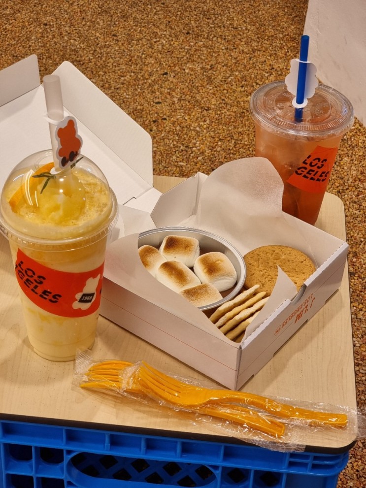 [논현동 카페맛집] 컵홀더 대신 양말을 :: 학동역 핫플 스트릿 삭스브랜드 🍊제이림🧸